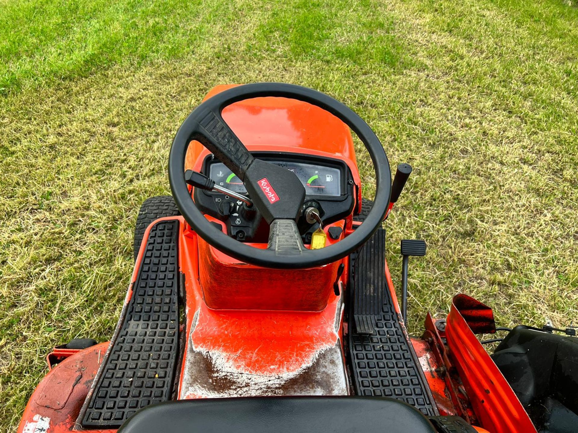 KUBOTA G1700 DIESEL RIDE-ON MOWER WITH REAR COLLECTOR *NO VAT* - Image 9 of 16