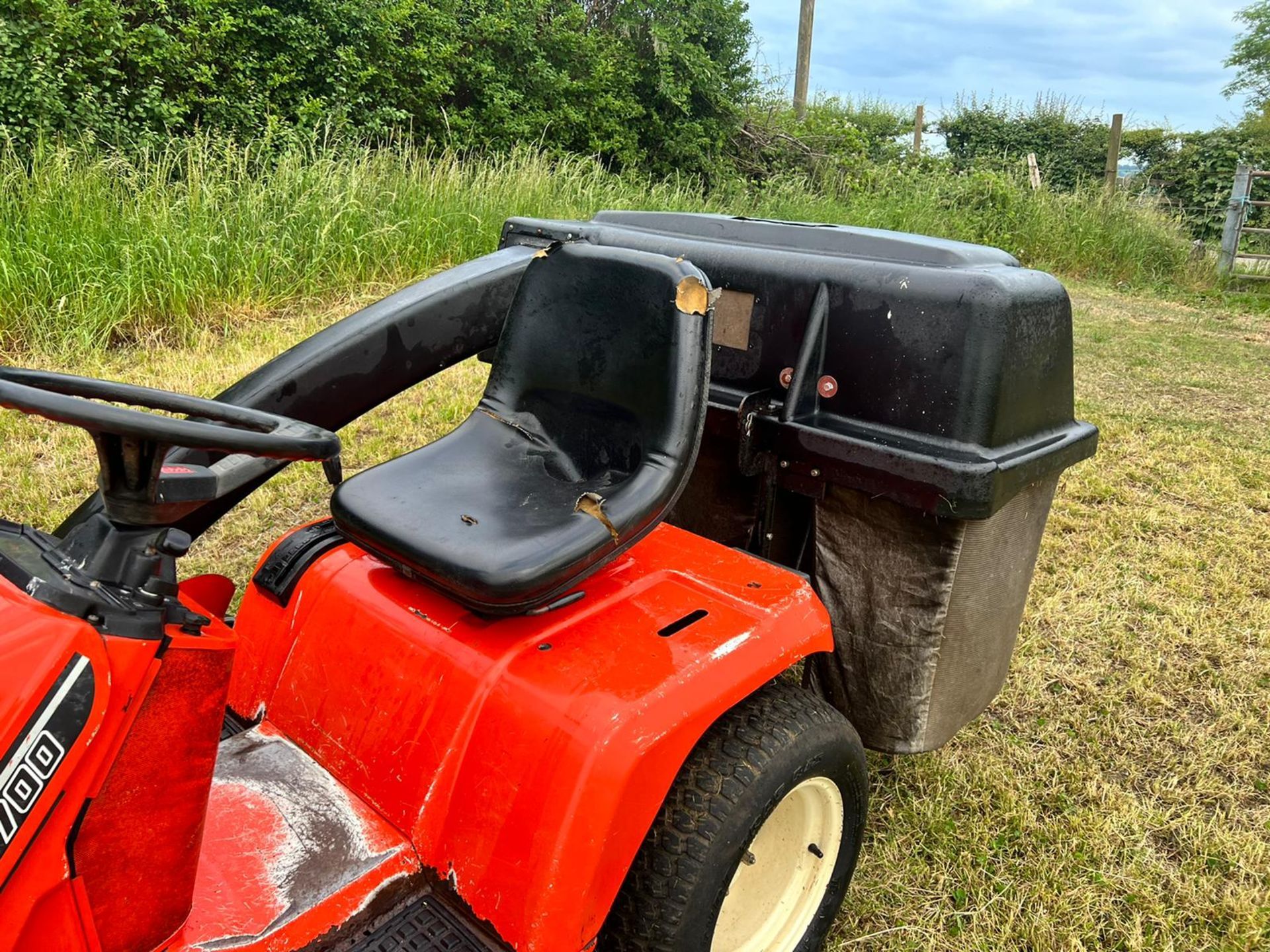 KUBOTA G1700 DIESEL RIDE-ON MOWER WITH REAR COLLECTOR *NO VAT* - Image 7 of 16