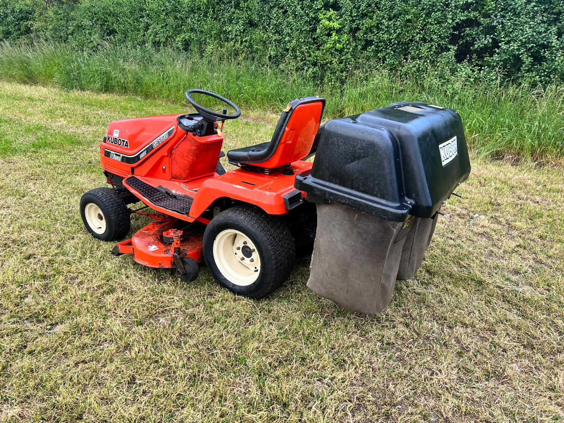 KUBOTA G1700 DIESEL RIDE-ON MOWER WITH REAR COLLECTOR *NO VAT* - Image 4 of 16