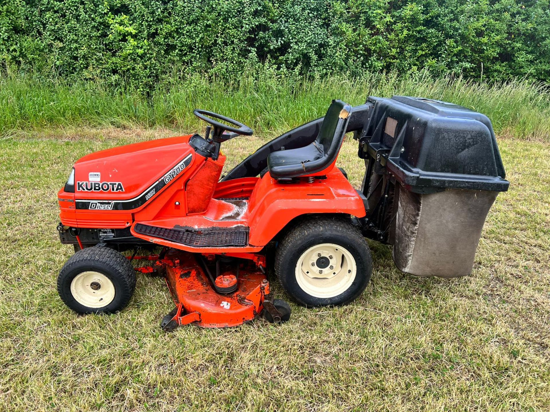 KUBOTA G1700 DIESEL RIDE-ON MOWER WITH REAR COLLECTOR *NO VAT* - Image 3 of 16