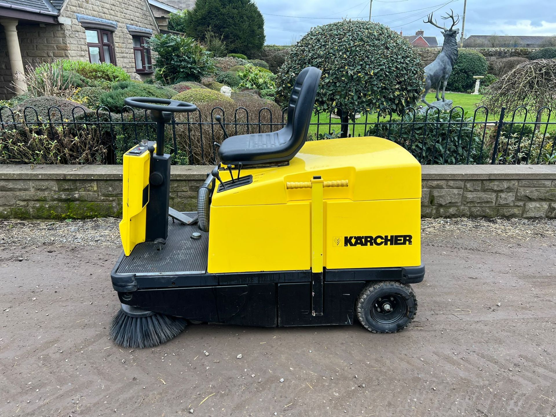 KARCHER PETROL ROAD SWEEPER WITH SUCTION PIPE *PLUS VAT* - Image 4 of 10