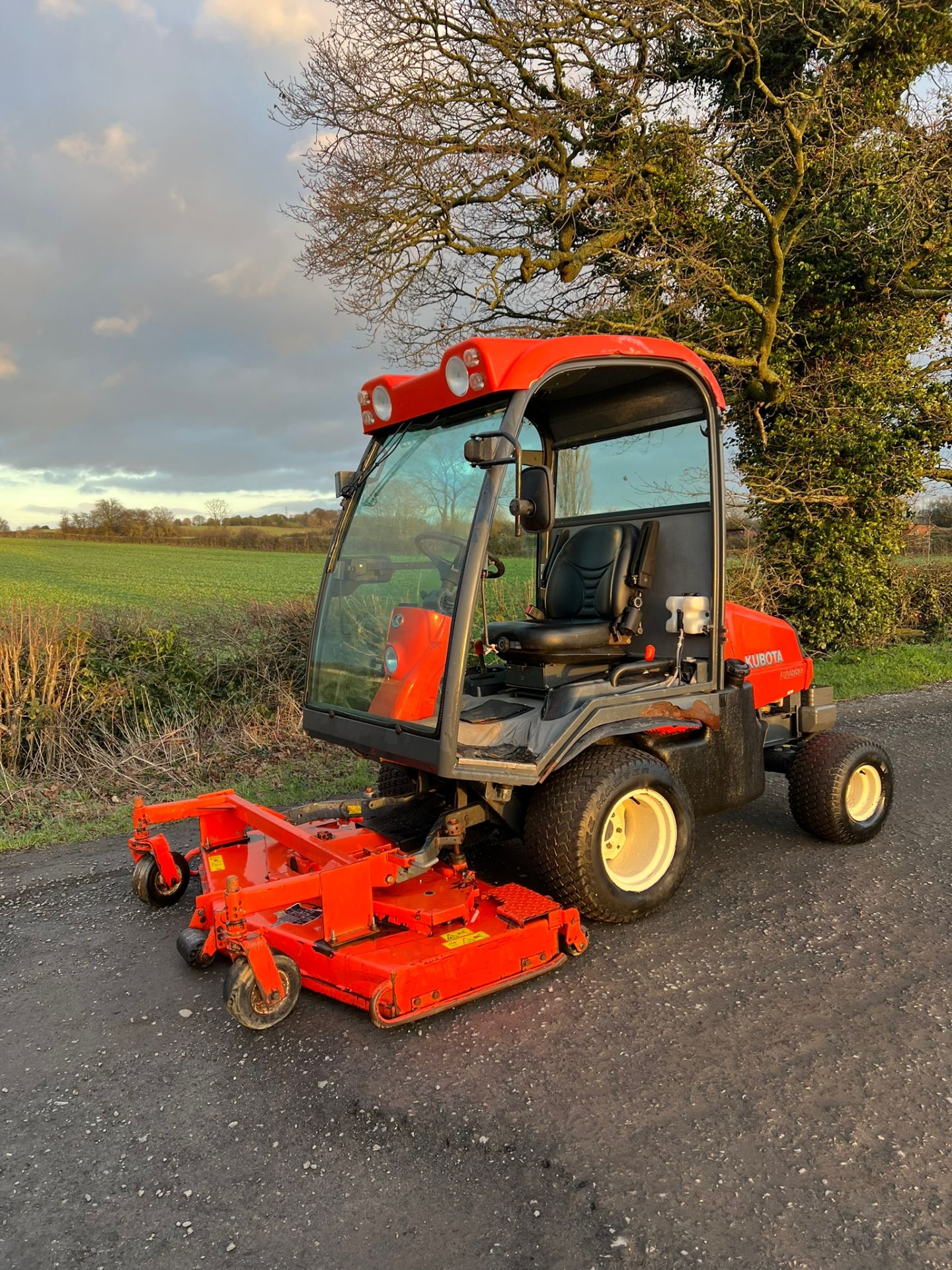 KUBOTA F2880 OUT FRONT RIDE ON LAWN MOWER WITH CAB