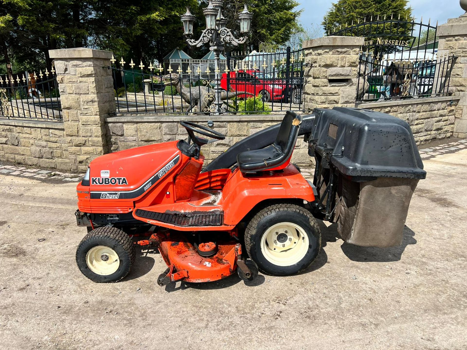 Kubota G1700 Diesel Ride On Mower With Rear Collector, Runs Drives And Cuts "NOVAT" - Image 2 of 12