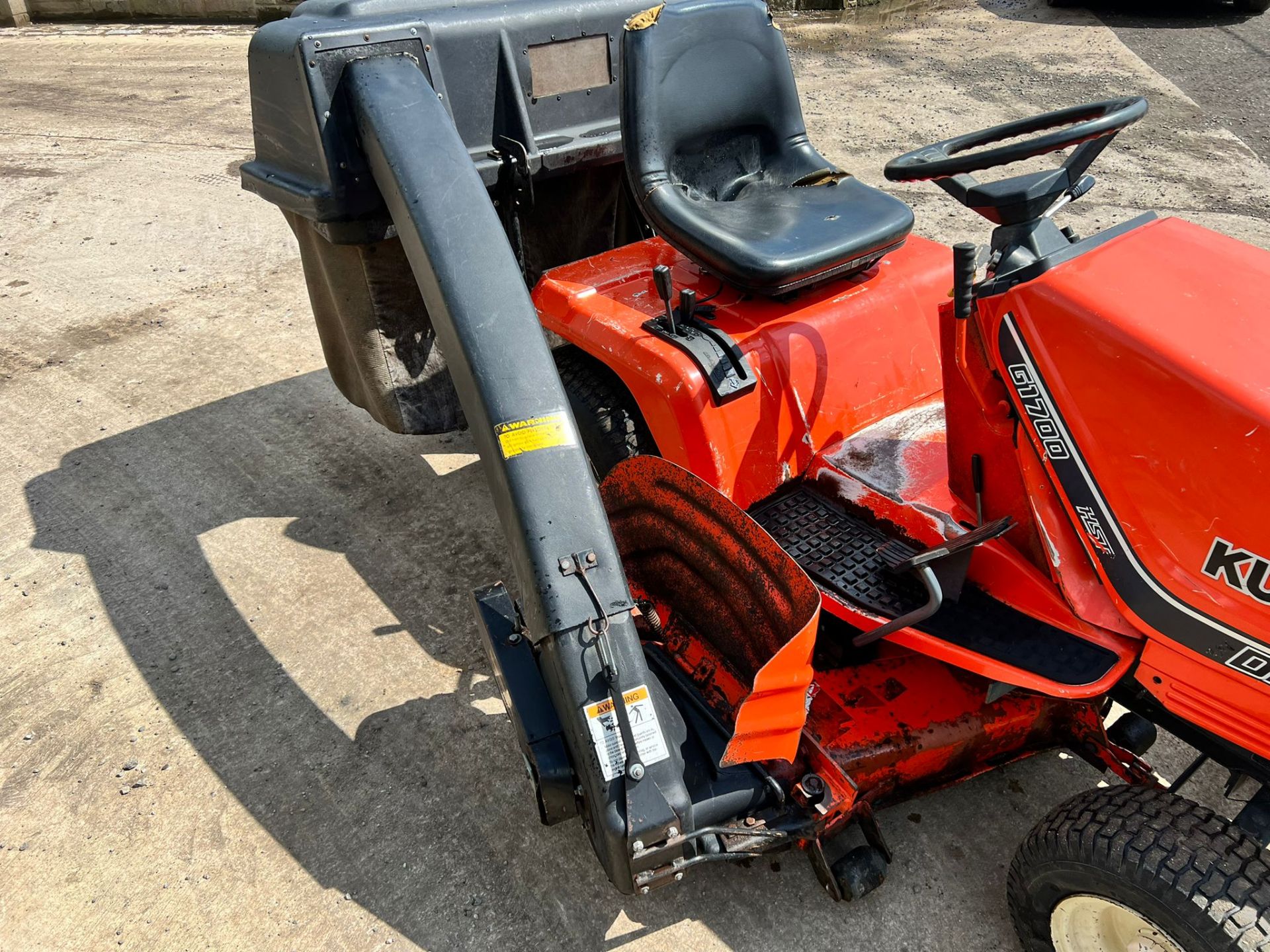 Kubota G1700 Diesel Ride On Mower With Rear Collector, Runs Drives And Cuts "NOVAT" - Image 10 of 12