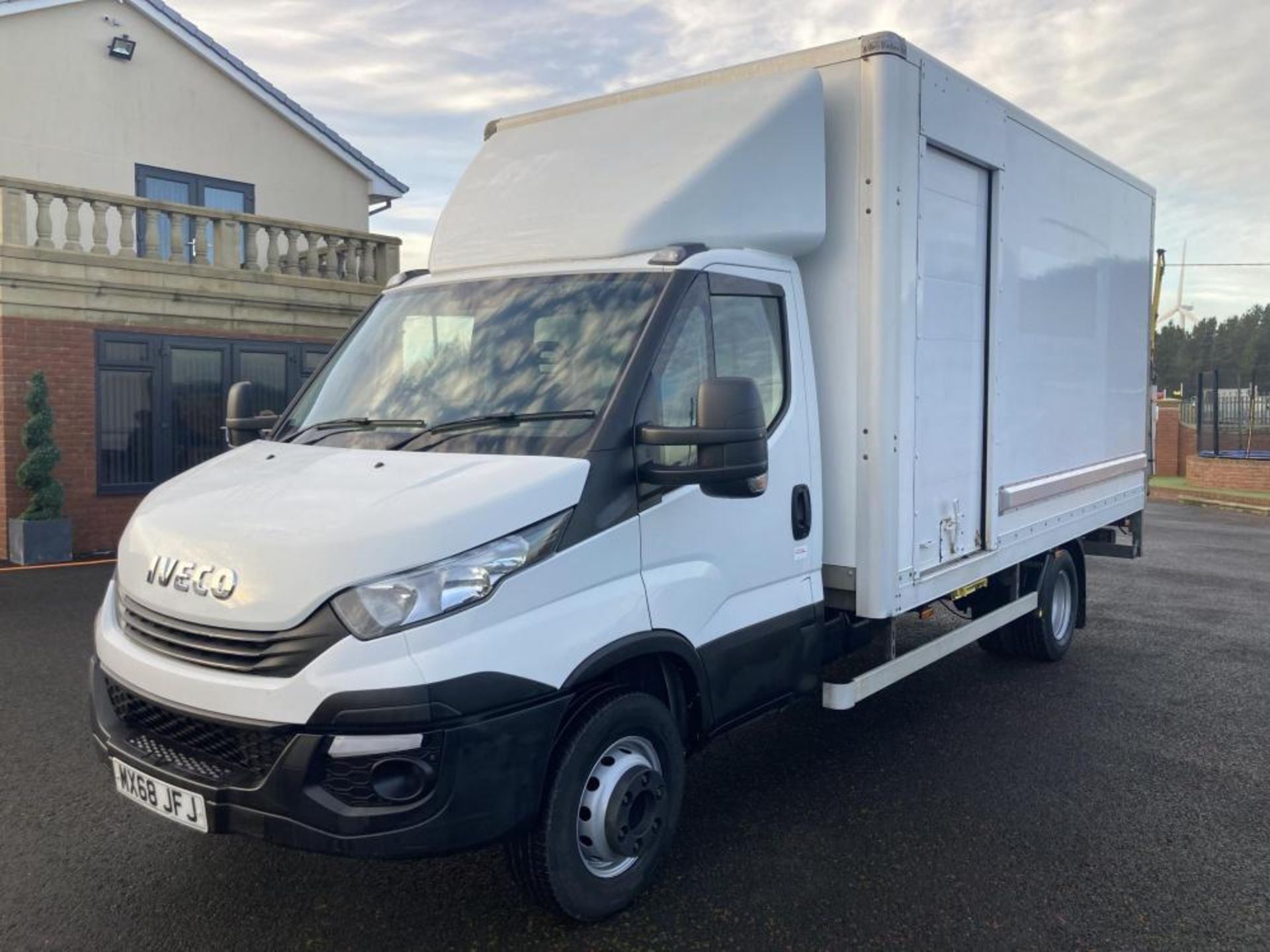 2018/68 IVECO DAILY 72-180 HIMATIC 15 ft BOX 7.2 ton Euro 6 with tail lift *PLUS VAT* - Image 2 of 12