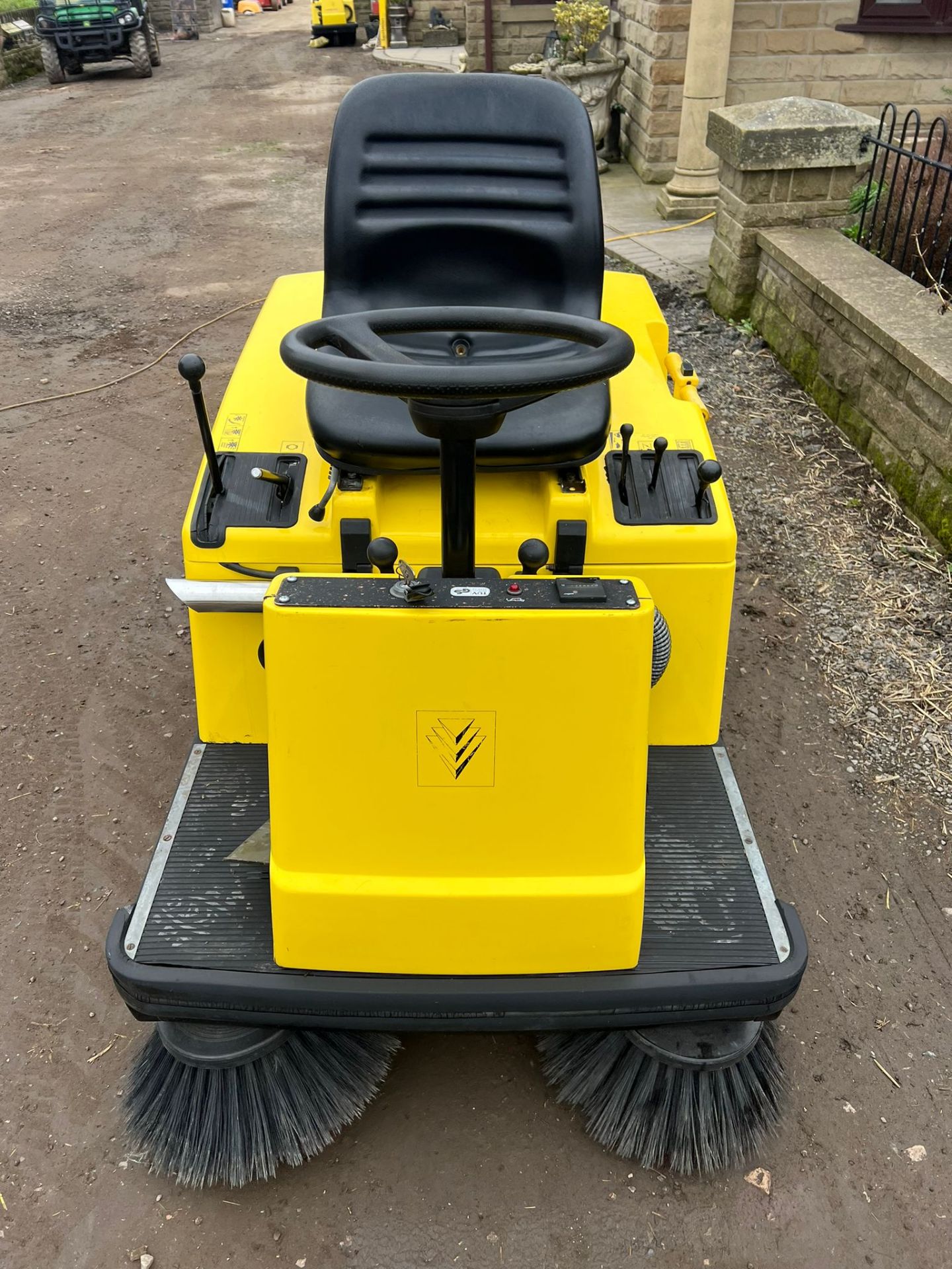 KARCHER PETROL ROAD SWEEPER WITH SUCTION PIPE *PLUS VAT* - Image 8 of 10