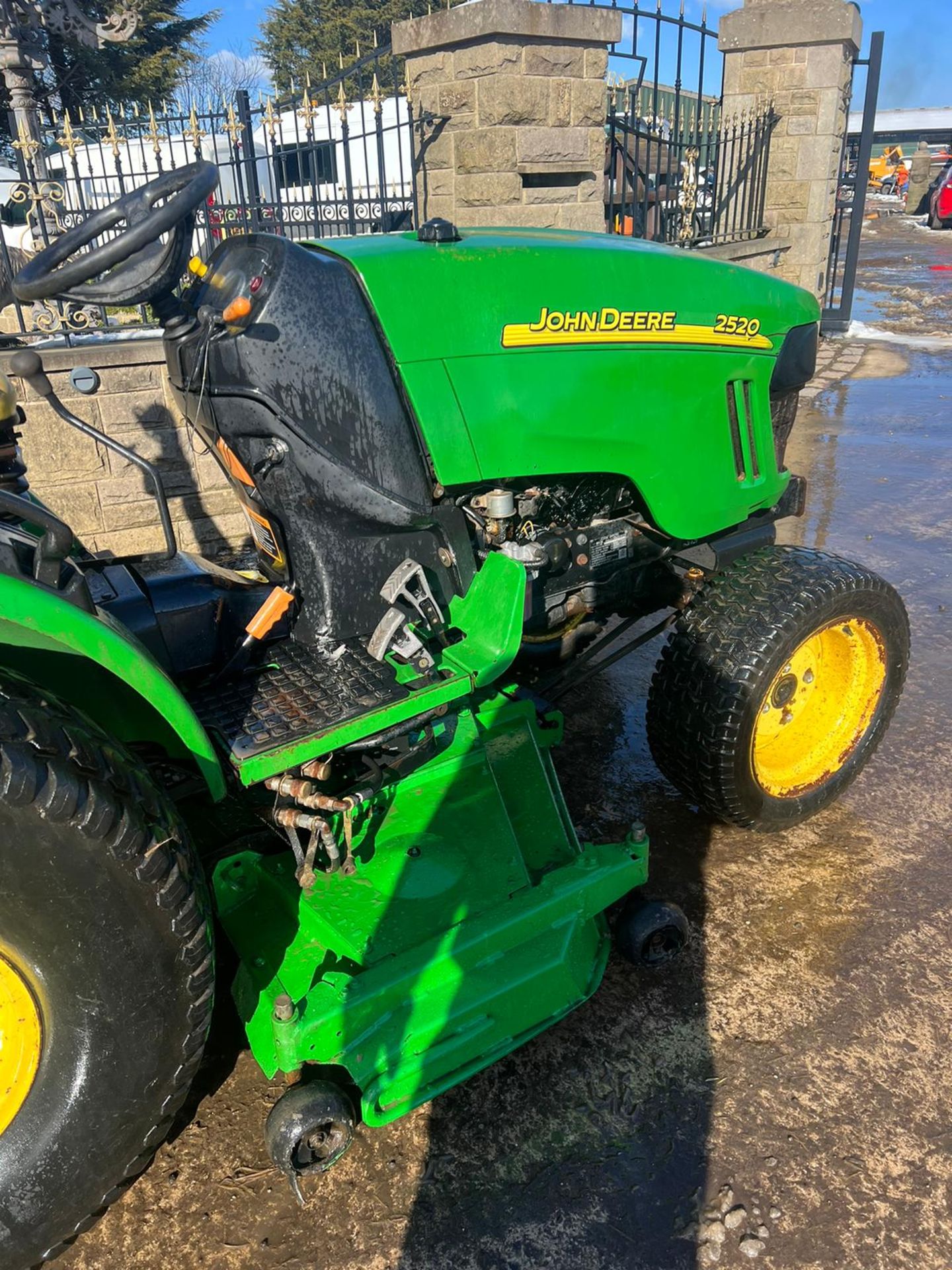 JOHN DEERE 2520 COMPACT TRACTOR WITH UNDER SLUNG MOWER DECK *PLUS VAT* - Image 6 of 7