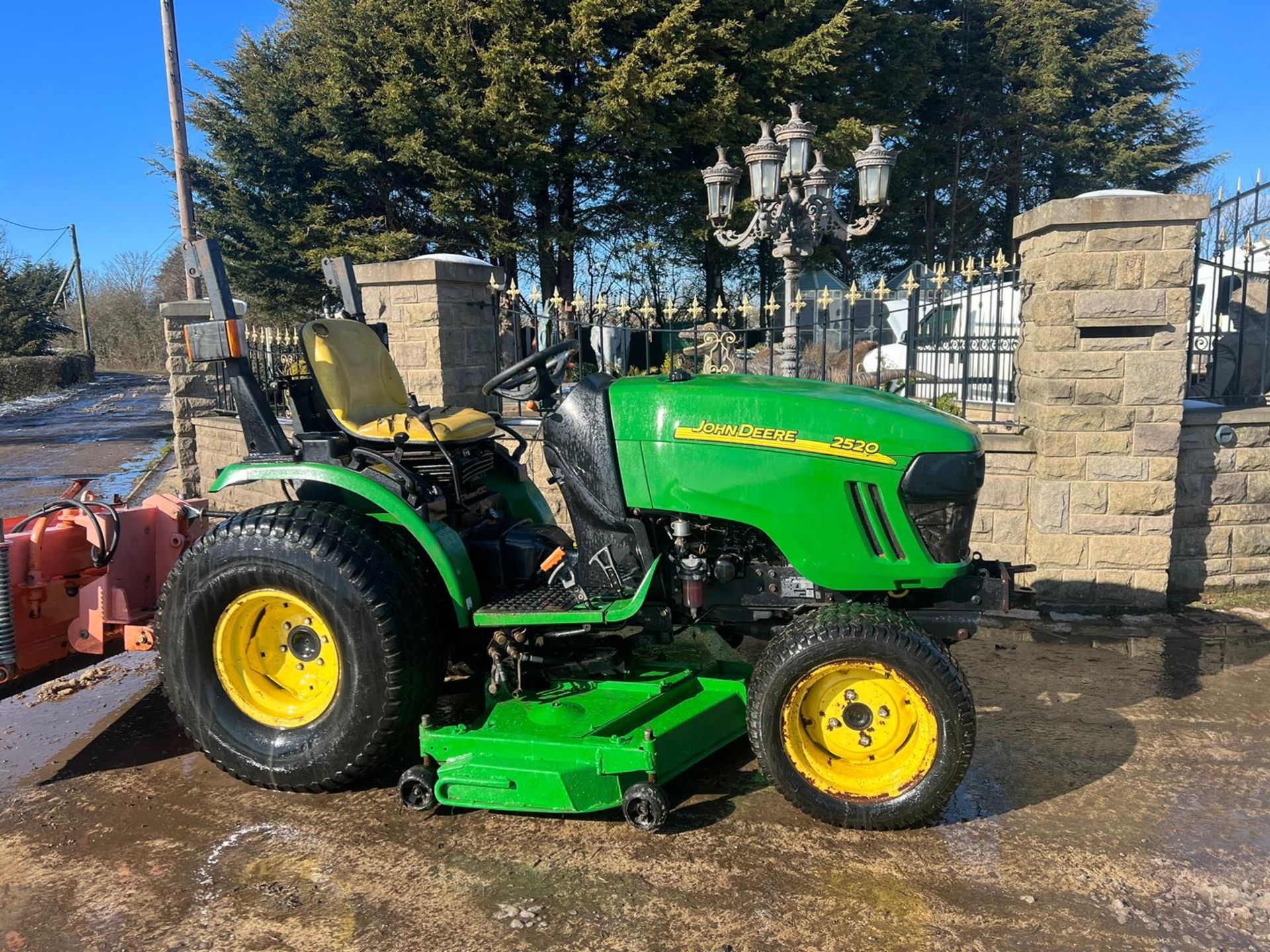 JOHN DEERE 2520 COMPACT TRACTOR WITH UNDER SLUNG MOWER DECK *PLUS VAT* - Image 5 of 7