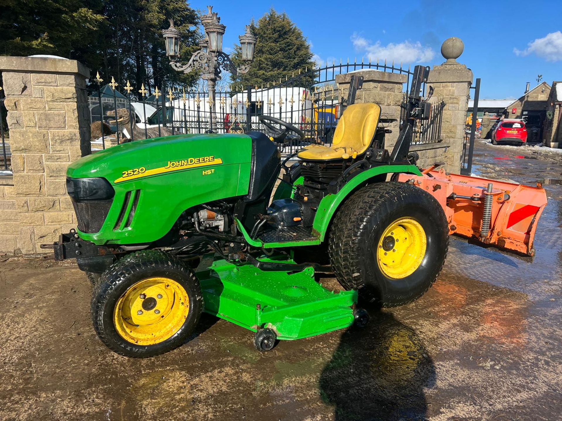 JOHN DEERE 2520 COMPACT TRACTOR WITH UNDER SLUNG MOWER DECK *PLUS VAT*