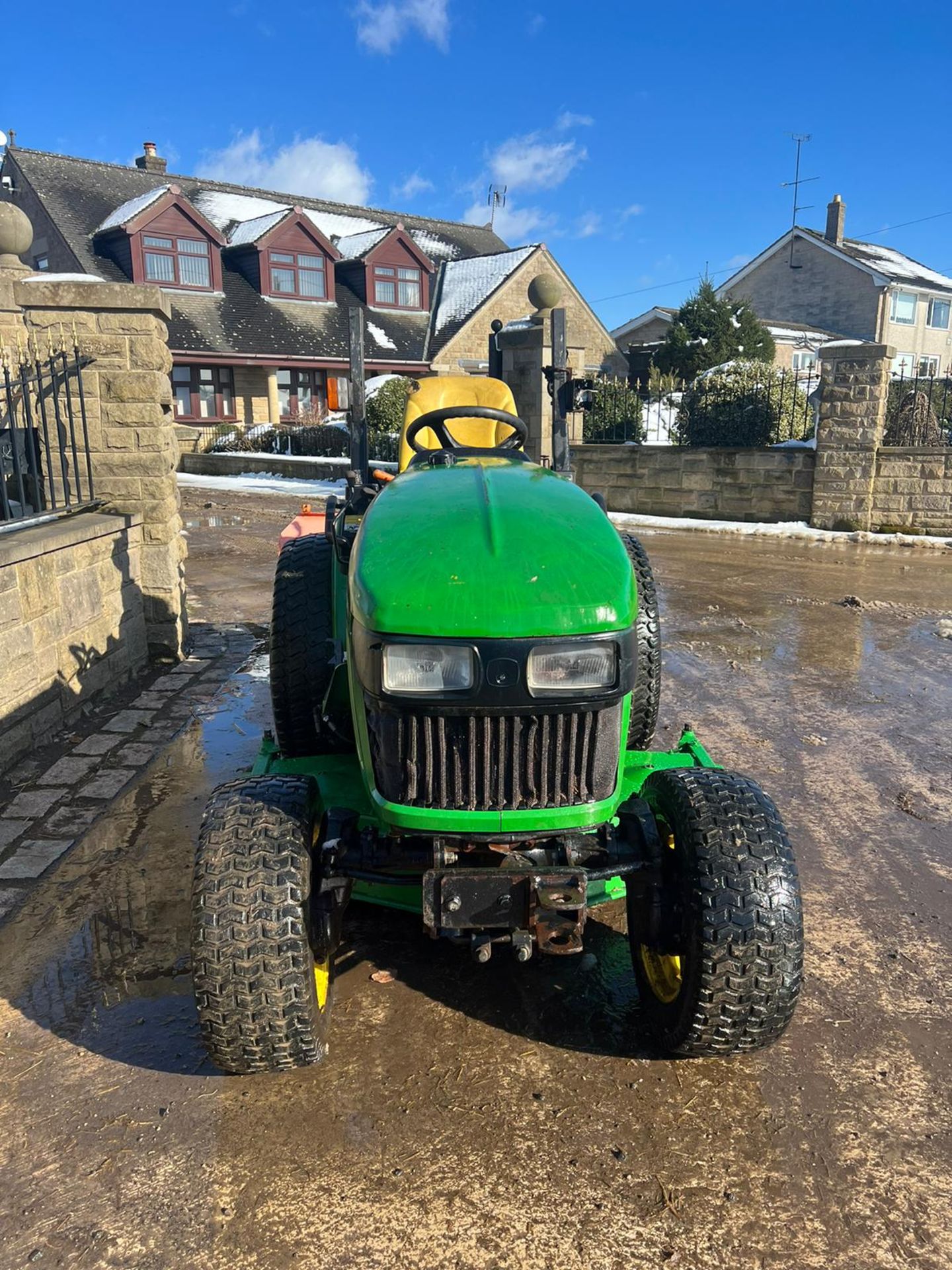 JOHN DEERE 2520 COMPACT TRACTOR WITH UNDER SLUNG MOWER DECK *PLUS VAT* - Image 3 of 7