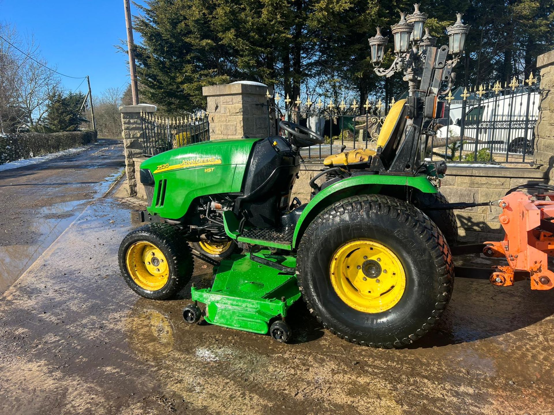 JOHN DEERE 2520 COMPACT TRACTOR WITH UNDER SLUNG MOWER DECK *PLUS VAT* - Image 4 of 7