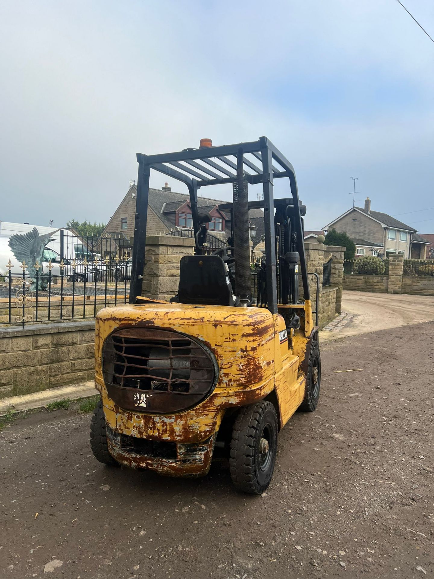 CATERPILLAR 2.5 TON DIESEL FORKLIFT - 2.5 TON LIFT *PLUS VAT* - Image 4 of 12