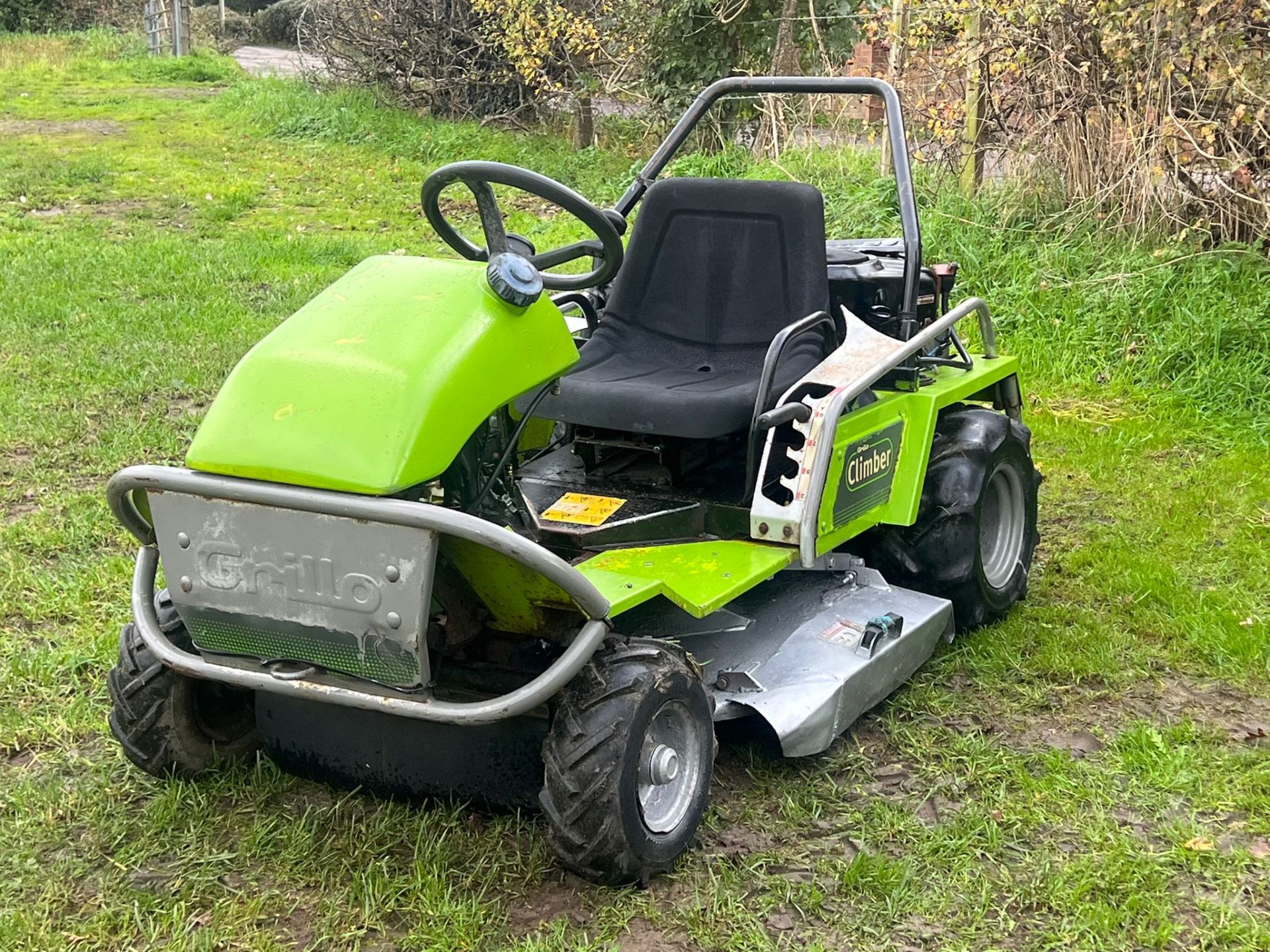 GRILLO CLIMBER 910 RIDE ON LAWN MOWER BANK MOWER - 18HP V TWIN BRIGGS AND STRATTON ENGINE *PLUS VAT* - Image 2 of 8