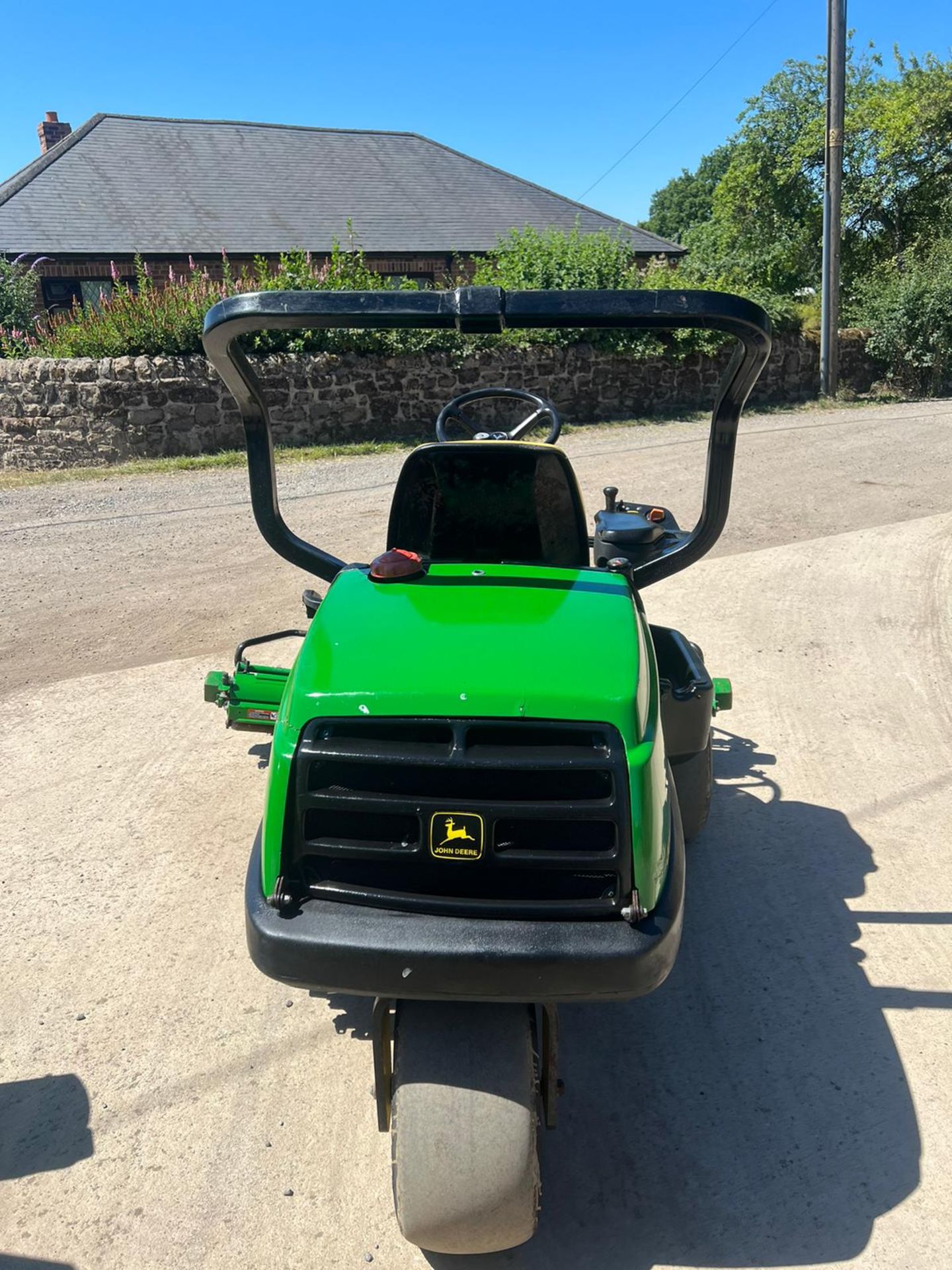 JOHN DEERE 2500 RIDE ON LAWN MOWER *PLUS VAT* - Image 4 of 8