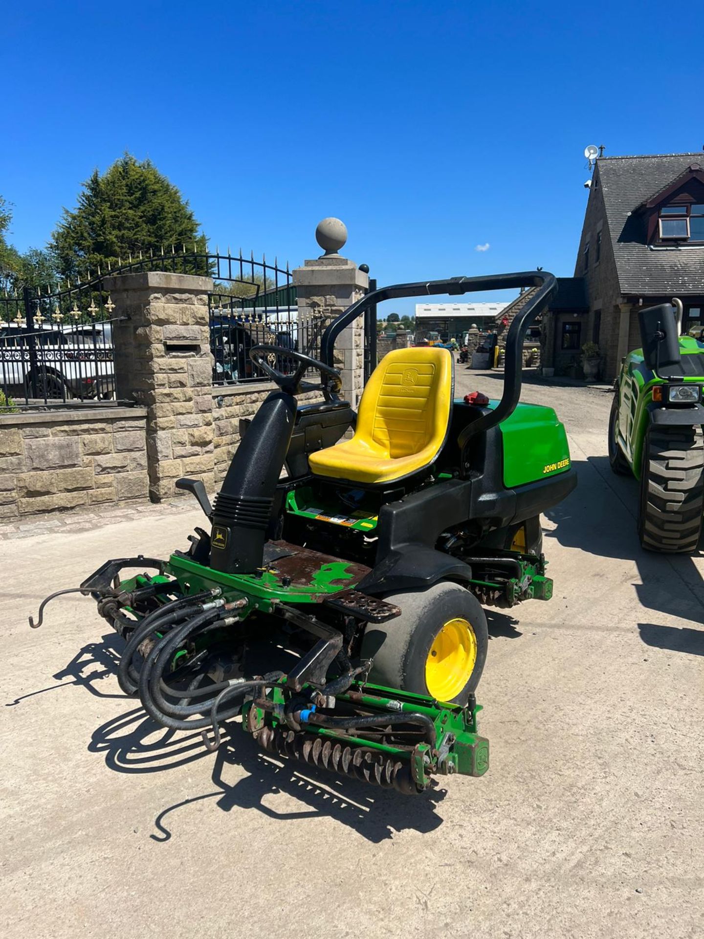 JOHN DEERE 2500 RIDE ON LAWN MOWER *PLUS VAT*