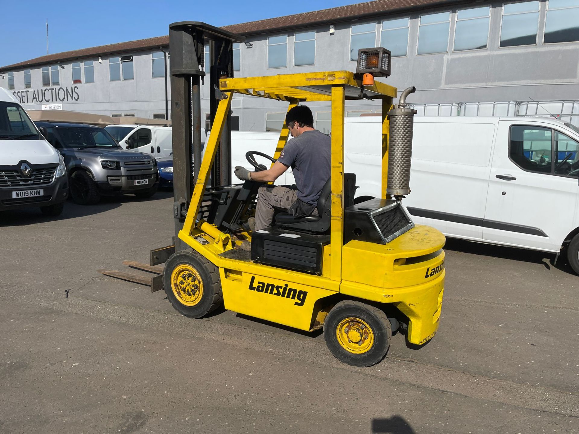 LINDE 2.0 DIESEL FORK TRUCK, MAX LIFT 3.8m *PLUS VAT* - Image 3 of 12