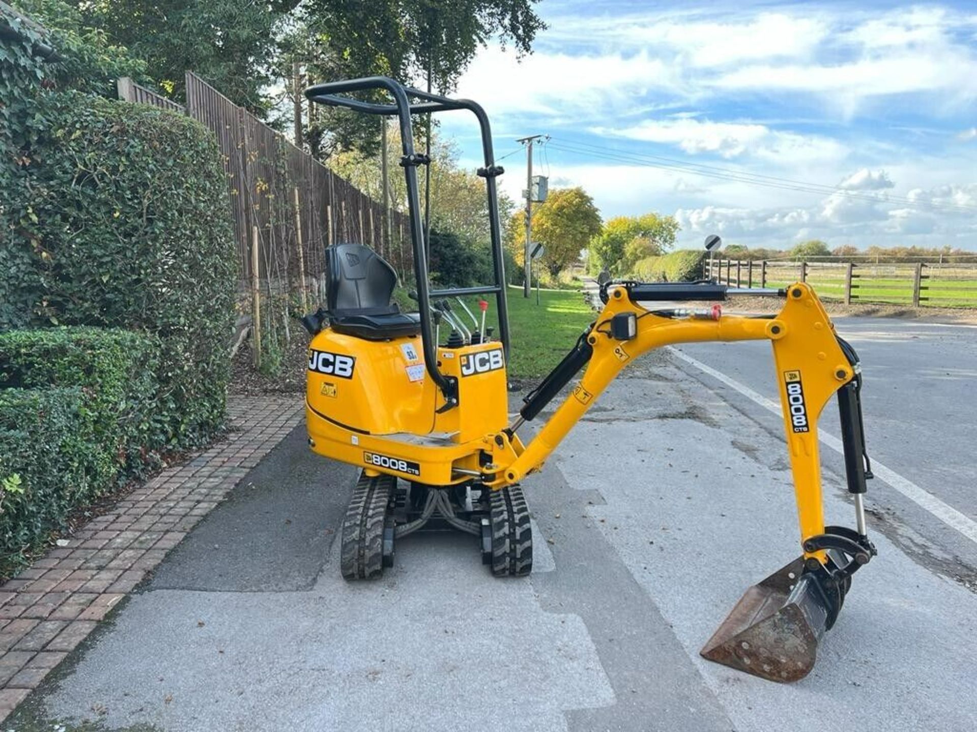 JCB 8008 MICRO DIGGER EXCAVATOR, YEAR 2021, ONLY 147 HOURS C/W 4 BUCKETS *PLUS VAT* - Image 5 of 12