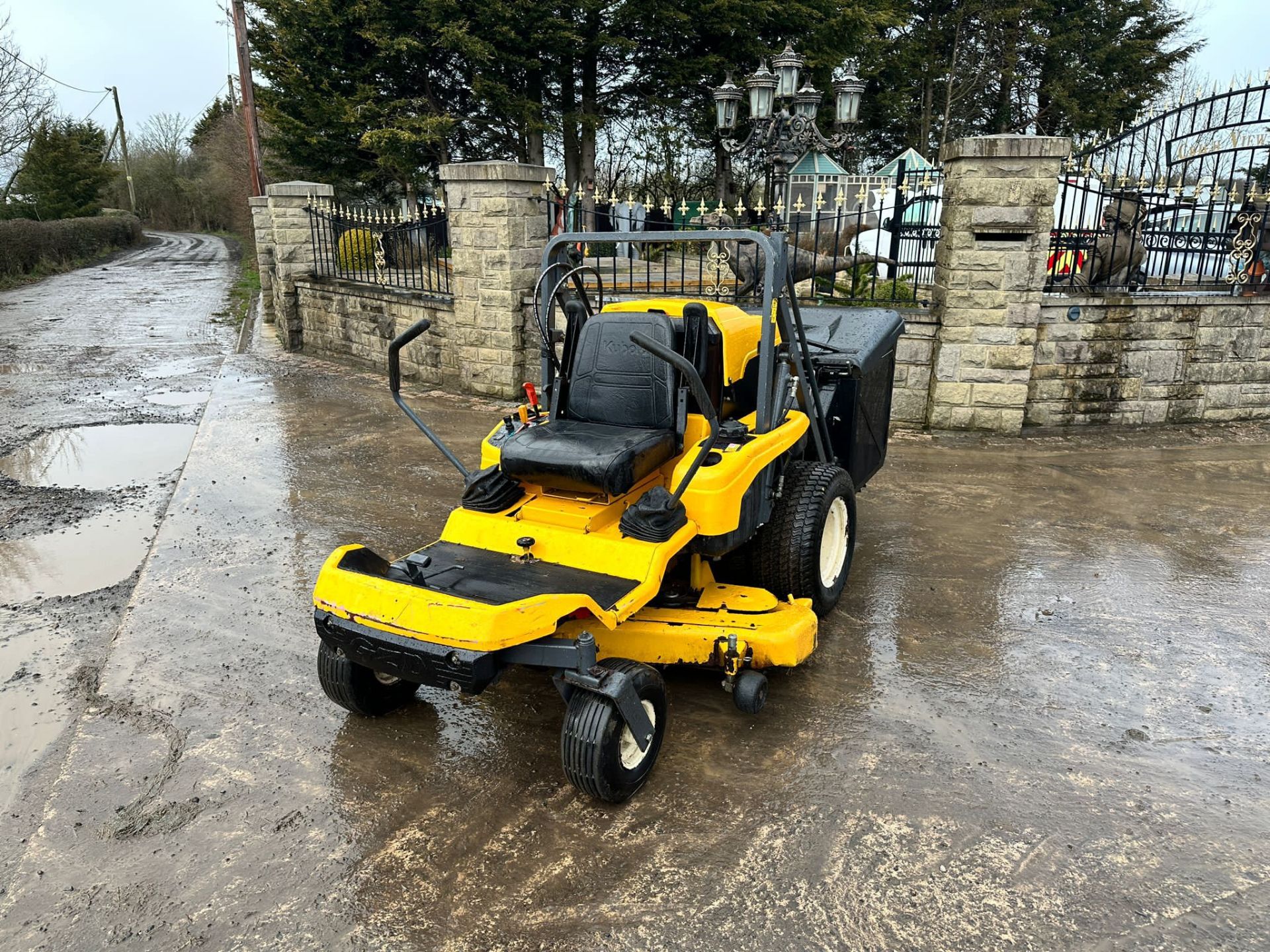 Kubota GZD21 High Tip Zero Turn Mower *PLUS VAT* - Image 2 of 8