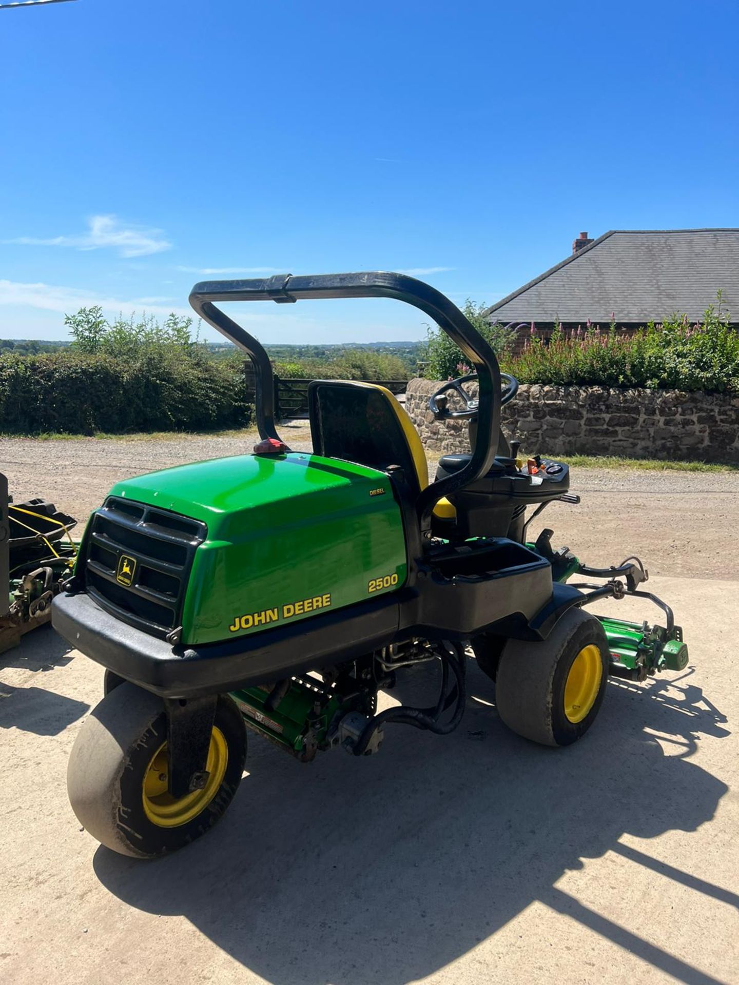 JOHN DEERE 2500 RIDE ON LAWN MOWER *PLUS VAT* - Image 3 of 8