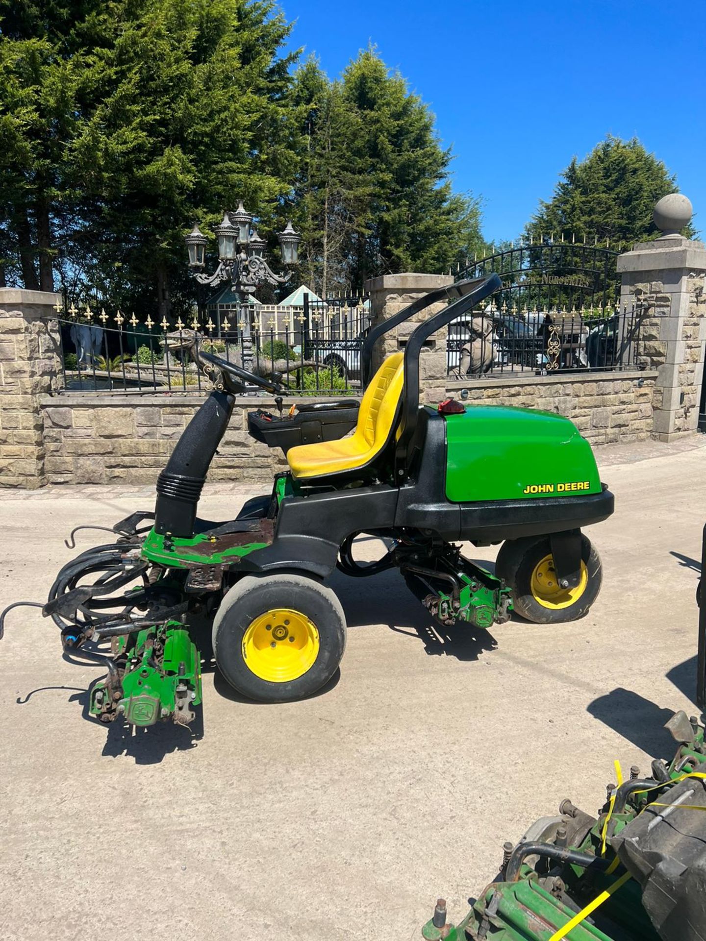 JOHN DEERE 2500 RIDE ON LAWN MOWER *PLUS VAT* - Image 2 of 8