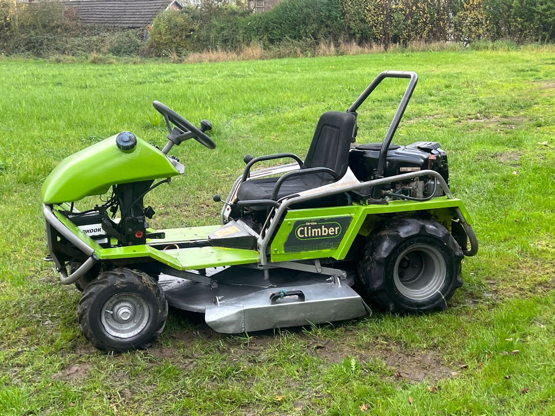 GRILLO CLIMBER 910 RIDE ON LAWN MOWER BANK MOWER - 18HP V TWIN BRIGGS AND STRATTON ENGINE *PLUS VAT* - Image 6 of 8
