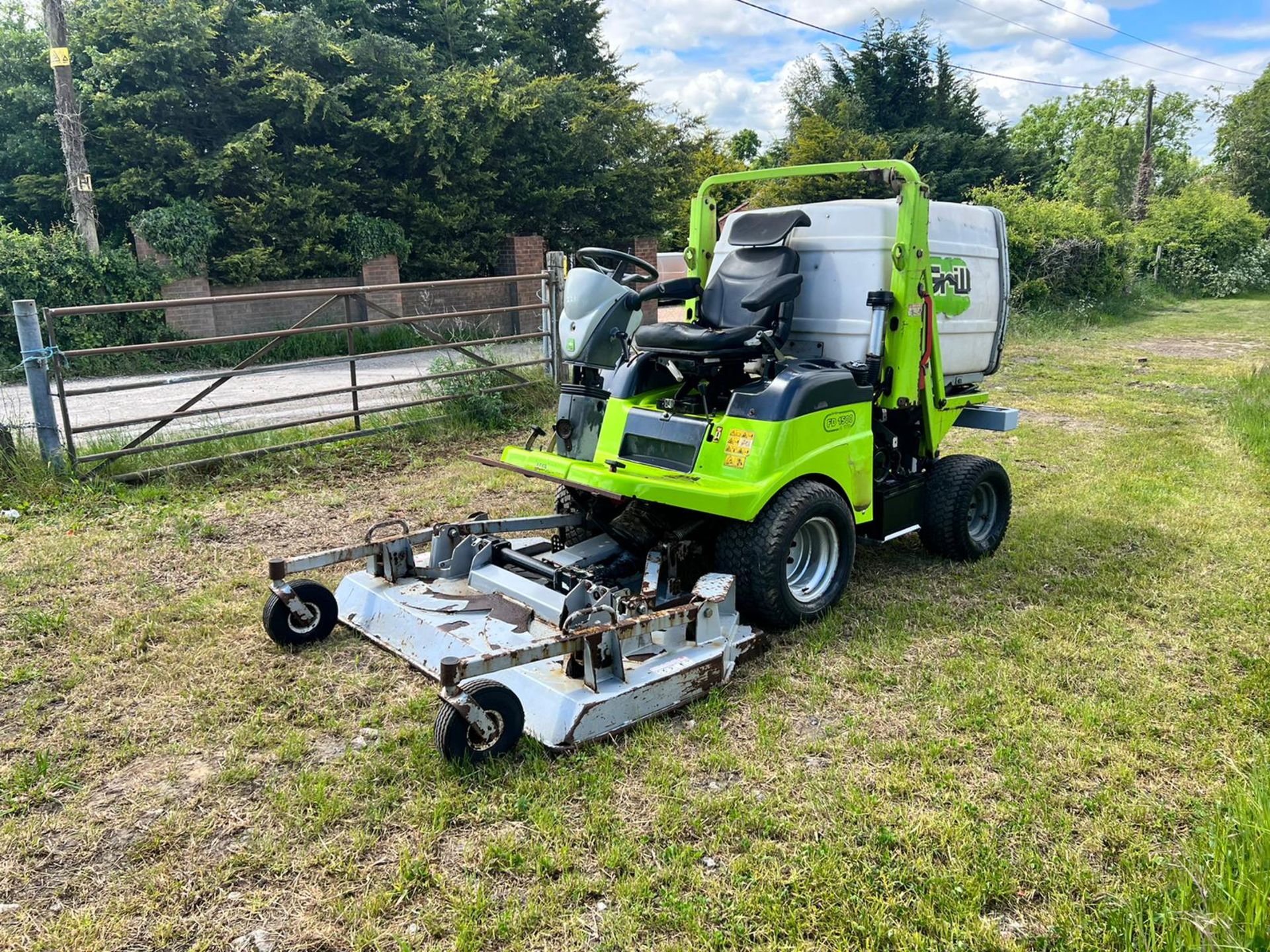 GRILLO FD1500 RIDE ON LAWN MOWER WITH HIGH LIFT COLLECTOR, RUNS DRIVES AND CUTS *PLUS VAT* - Image 5 of 10