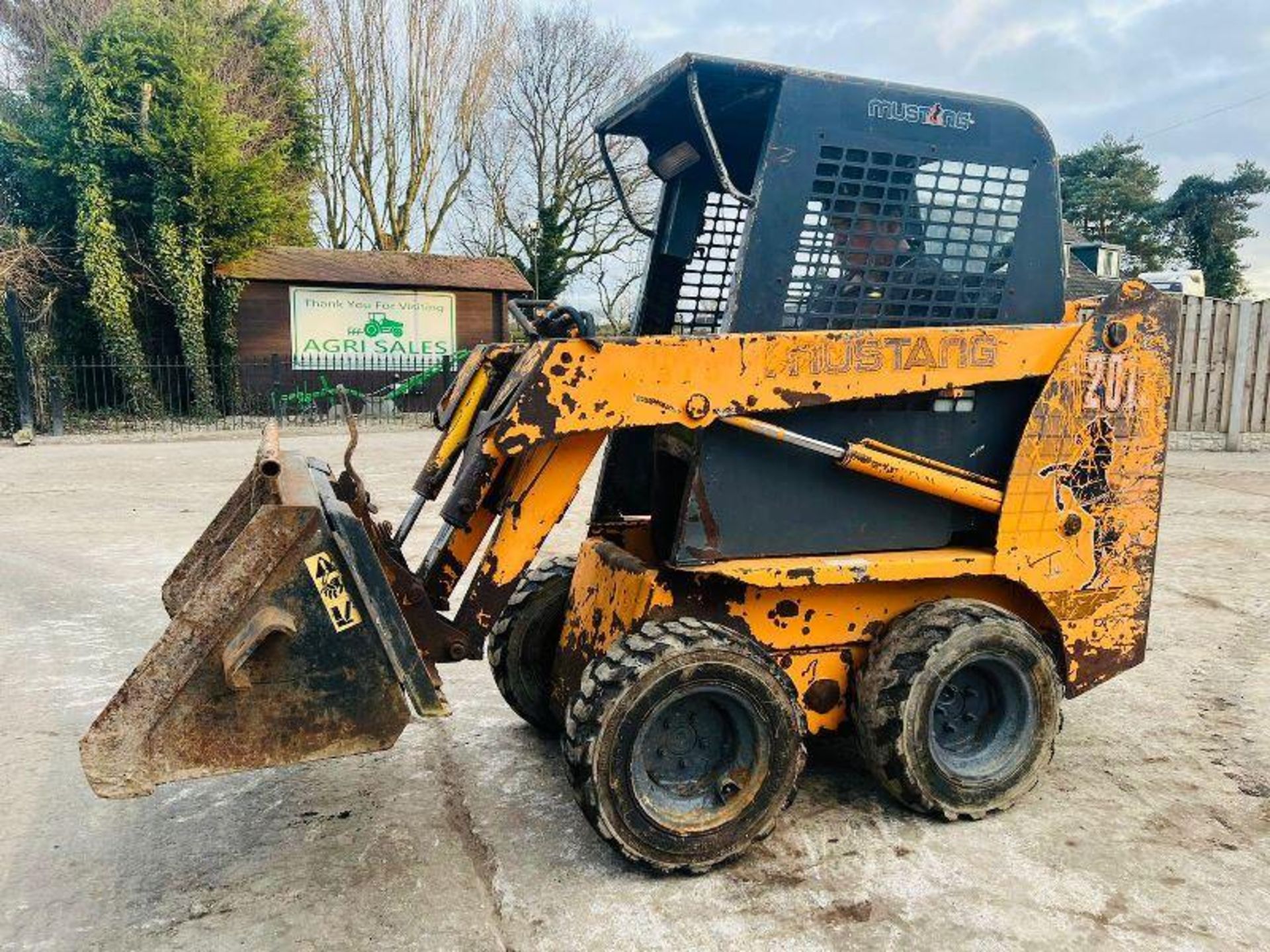 MUSTANG 2012 4WD SKIDSTEER C/W BUCKET *PLUS VAT*