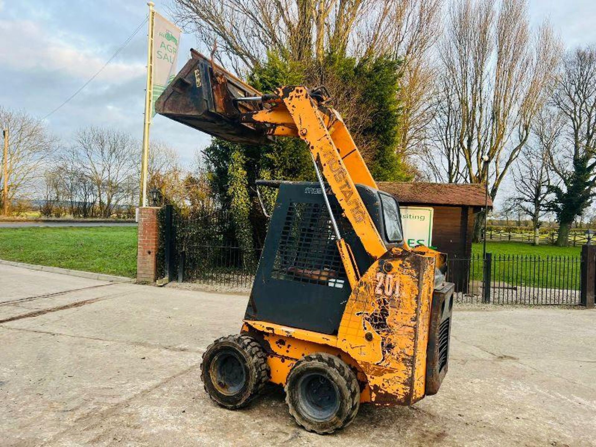 MUSTANG 2012 4WD SKIDSTEER C/W BUCKET *PLUS VAT* - Image 9 of 12