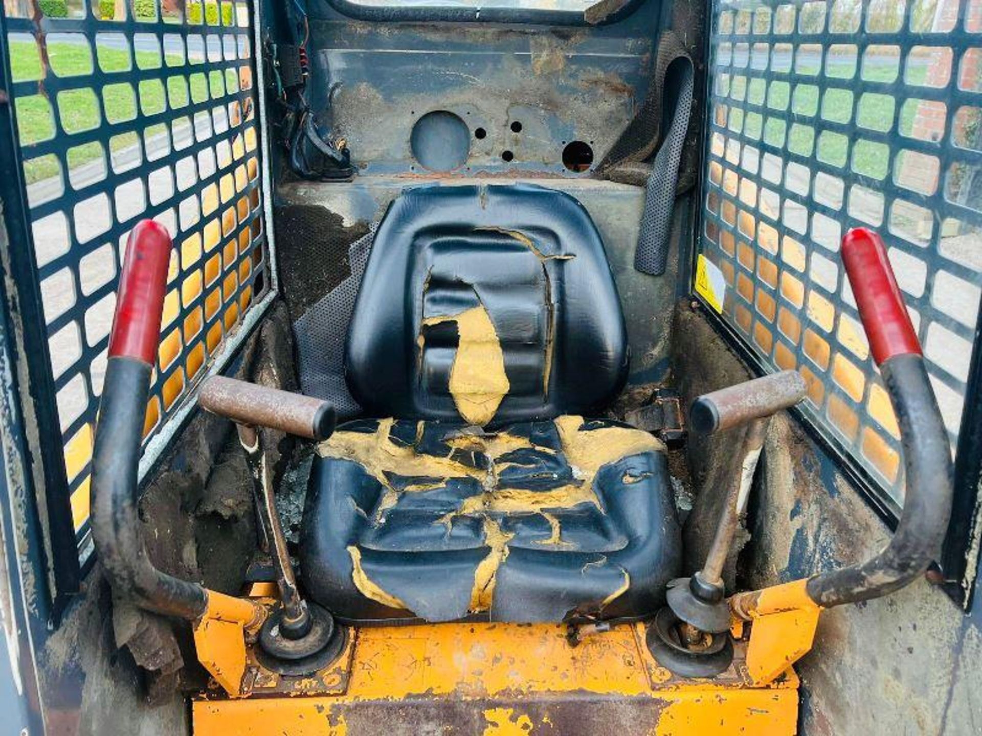 MUSTANG 2012 4WD SKIDSTEER C/W BUCKET *PLUS VAT* - Image 10 of 12