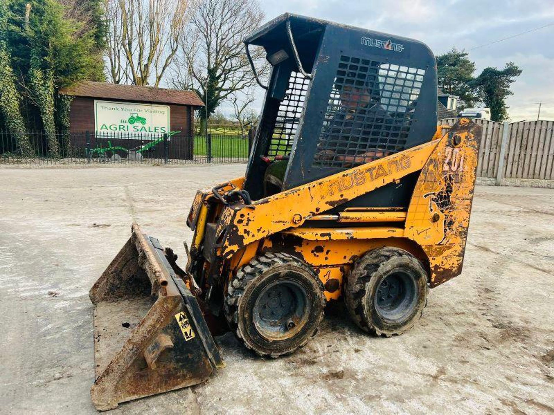 MUSTANG 2012 4WD SKIDSTEER C/W BUCKET *PLUS VAT* - Image 6 of 12