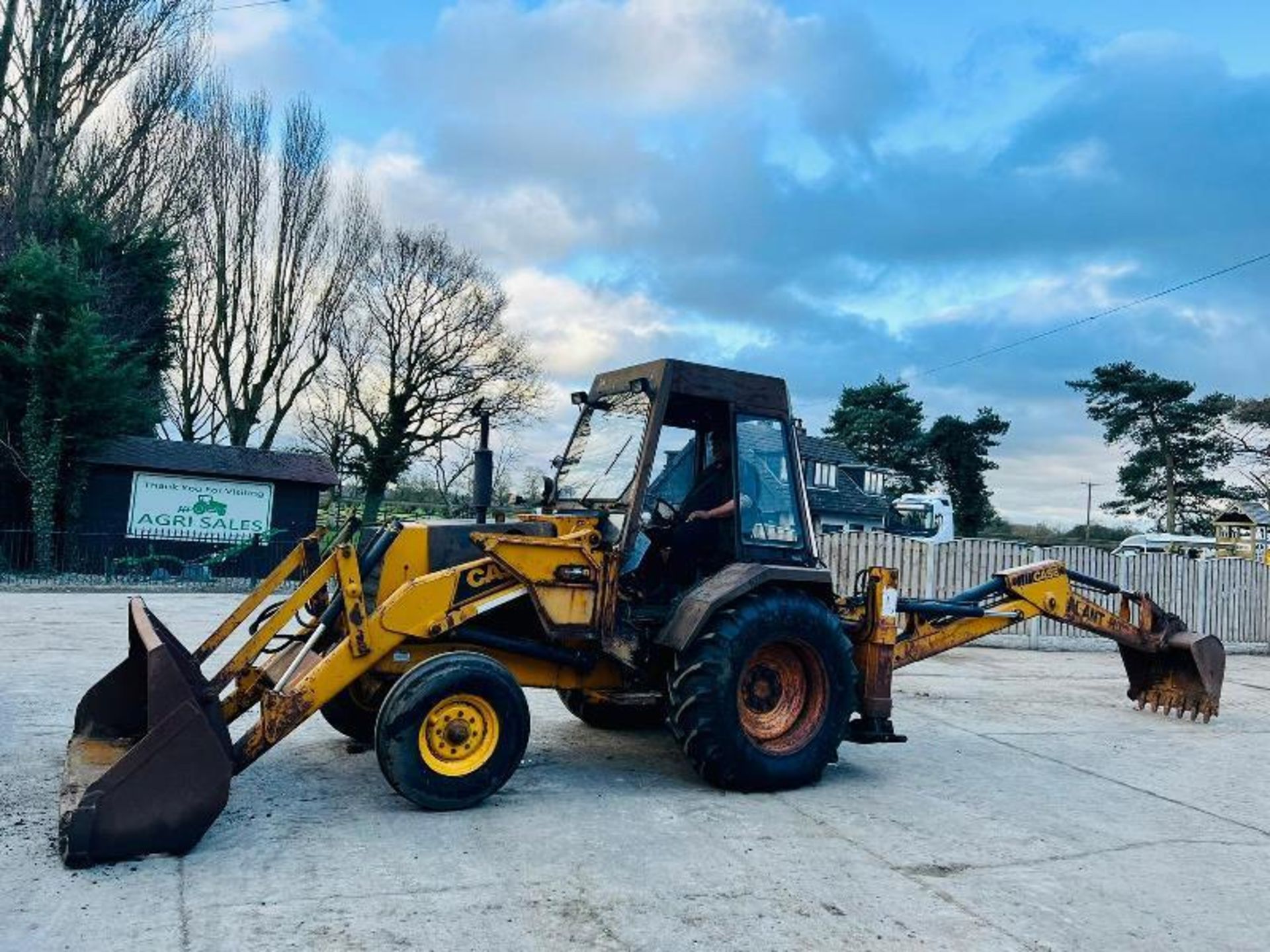 CASE 580F BACKHOE DIGGER C/W BUCKET *PLUS VAT*