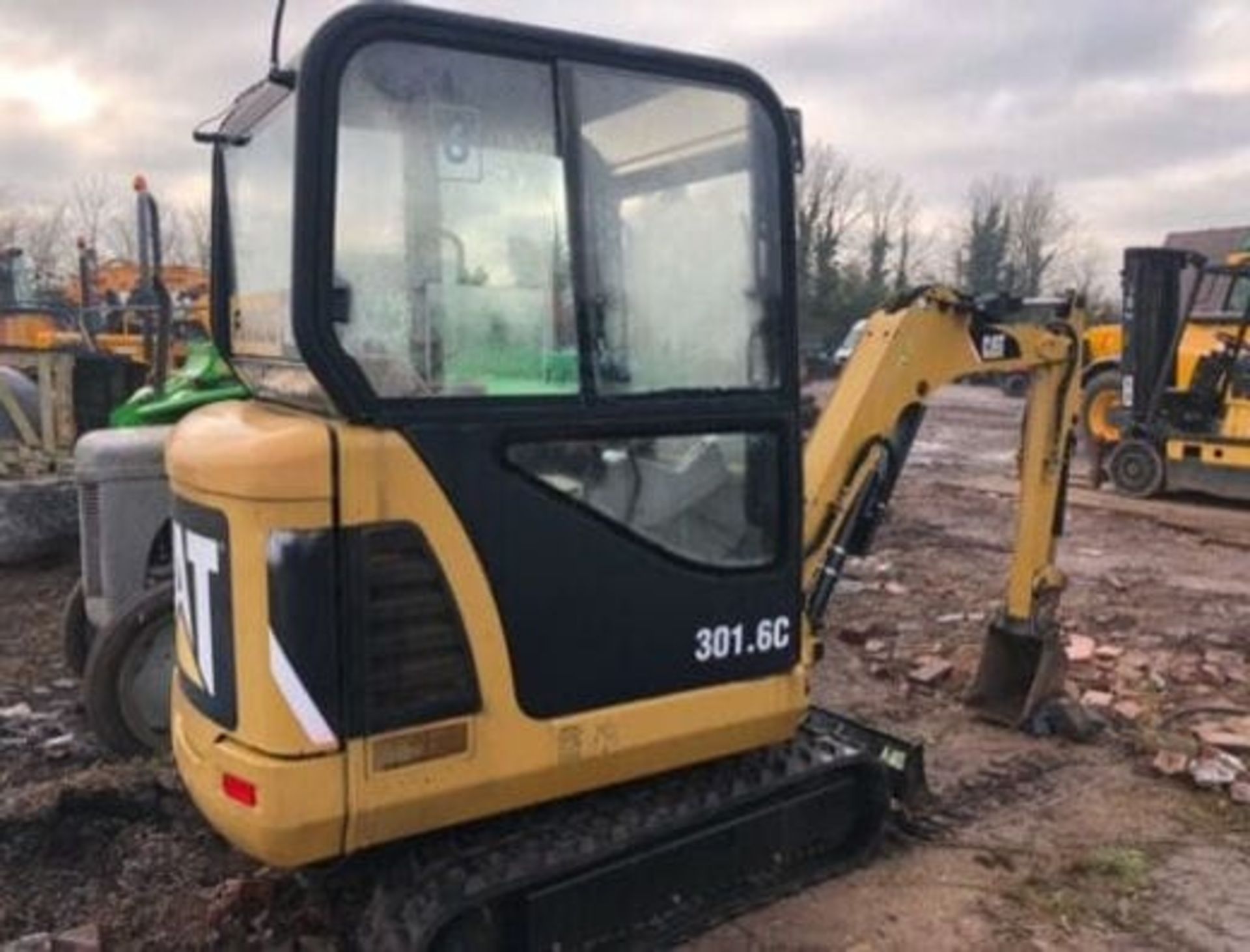 CAT 3016 MINI DIGGER *PLUS VAT* - Image 2 of 8