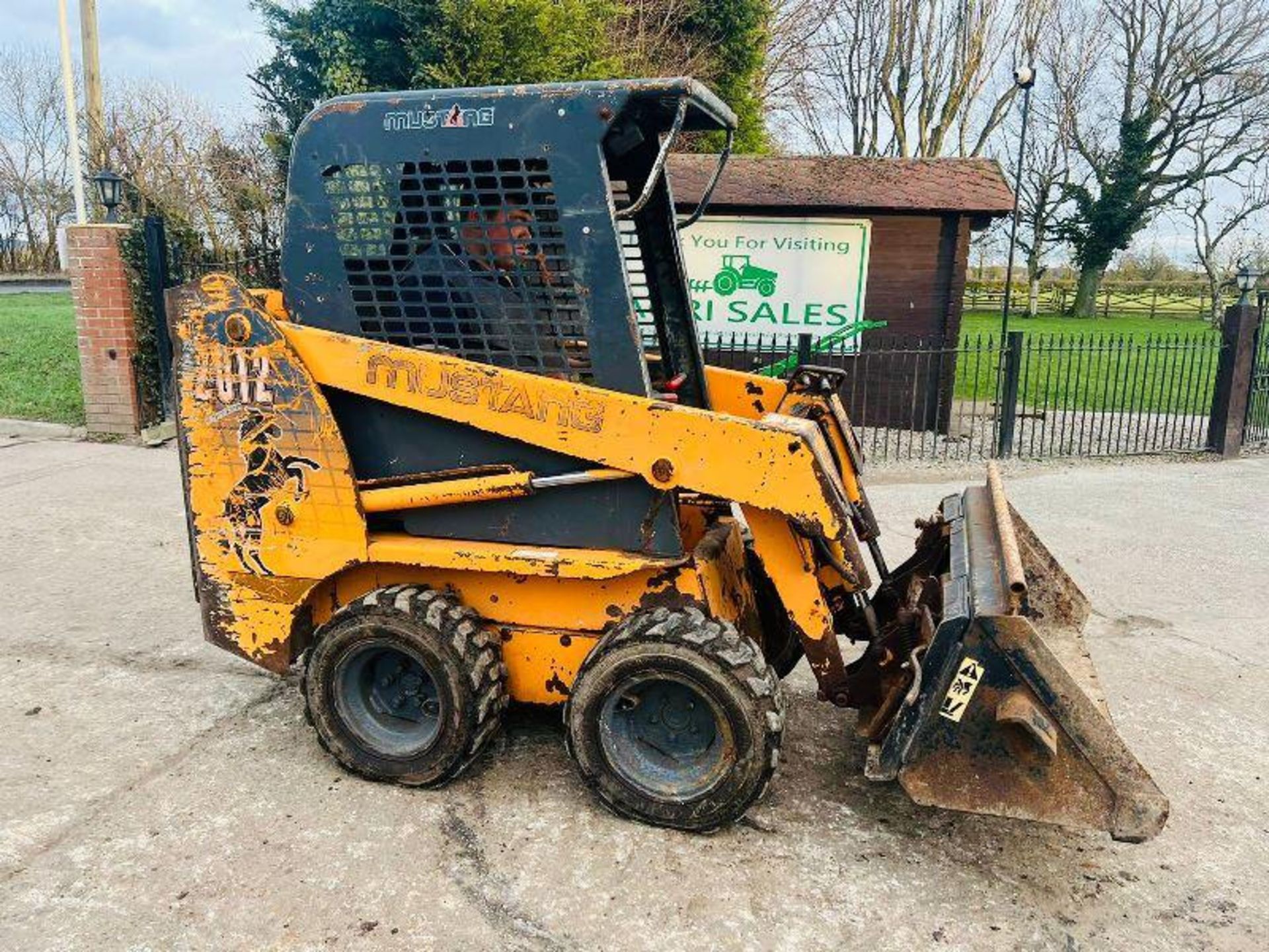 MUSTANG 2012 4WD SKIDSTEER C/W BUCKET *PLUS VAT* - Image 4 of 12