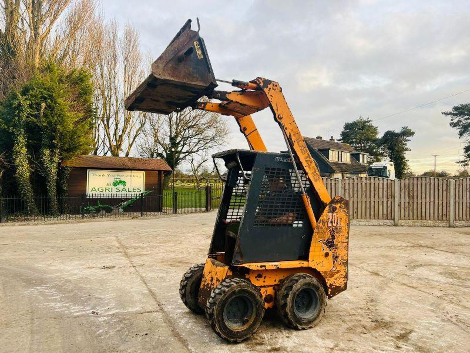 MUSTANG 2012 4WD SKIDSTEER C/W BUCKET *PLUS VAT* - Image 5 of 12