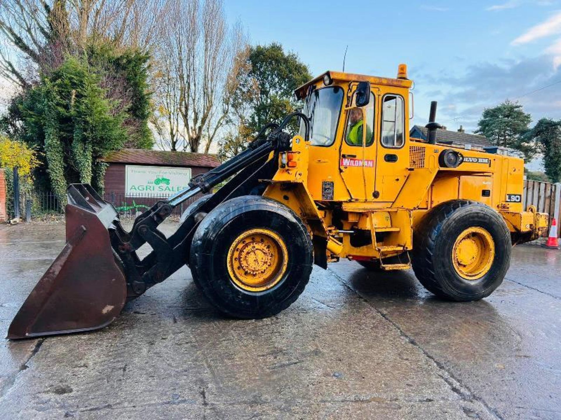 VOLVO BM L90 4WD LOADING SHOVEL *PLUS VAT* - Image 11 of 16