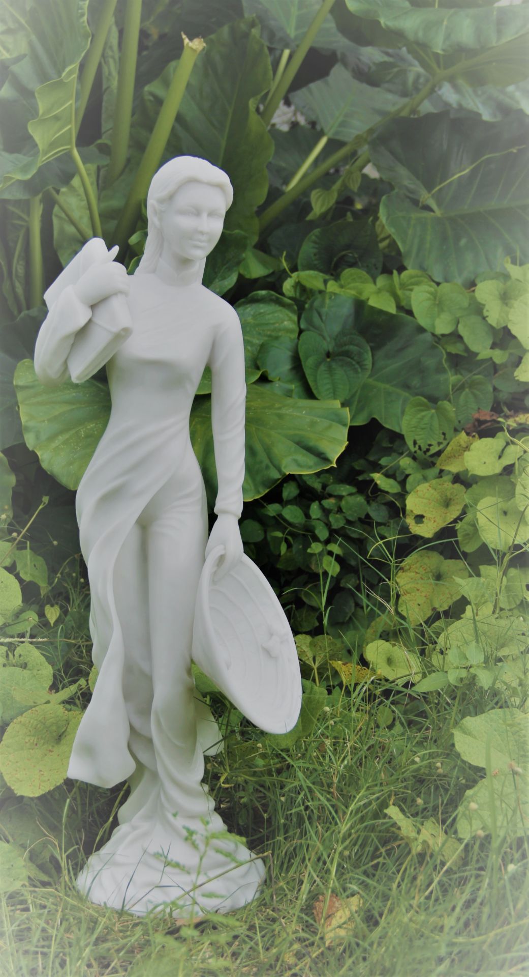Fascinating Dinova Miss Saigon statue *PLUS VAT*