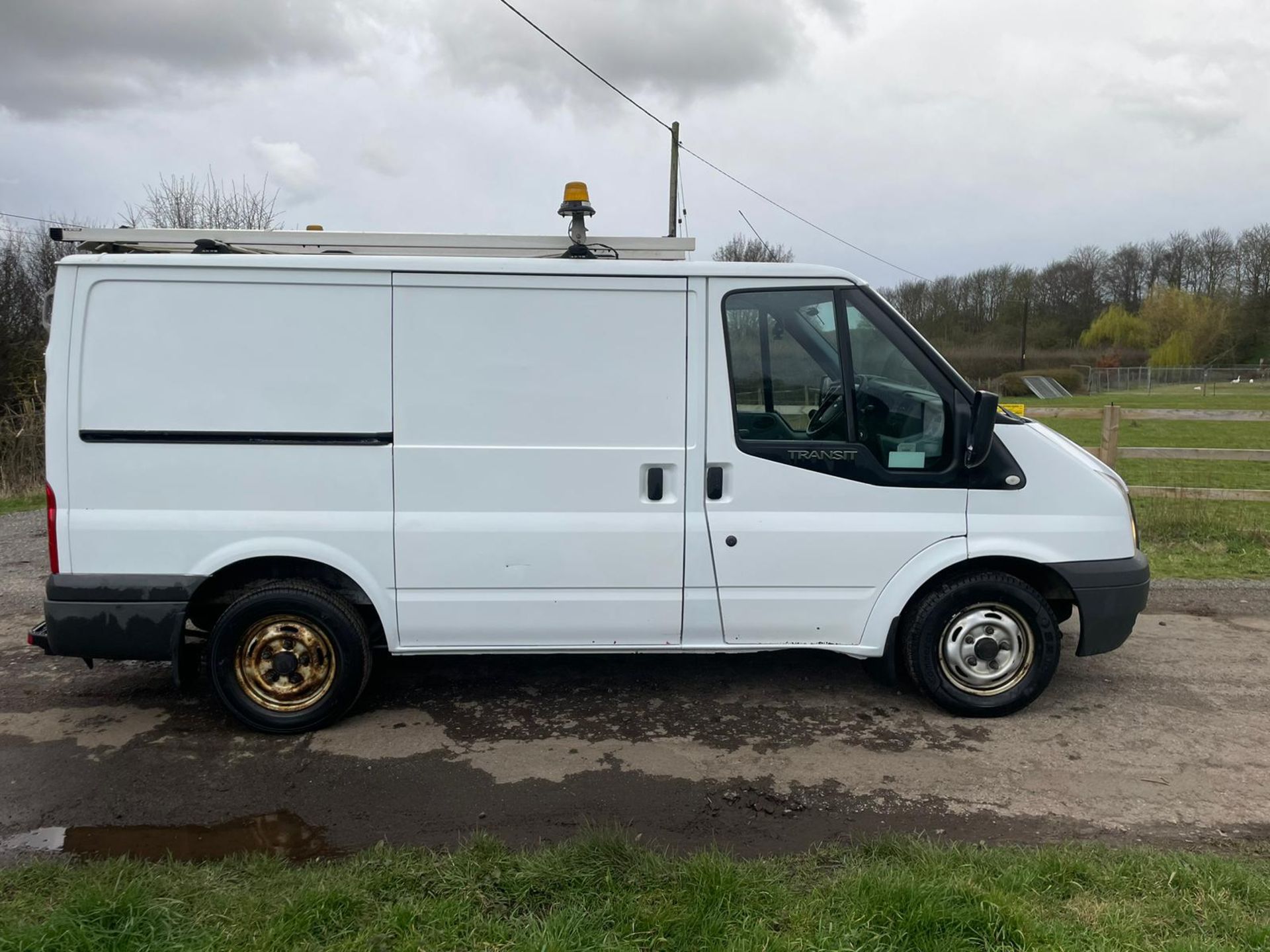 2013 FORD TRANSIT 100 T300 FWD WHITE PANEL VAN *PLUS VAT* - Image 5 of 12