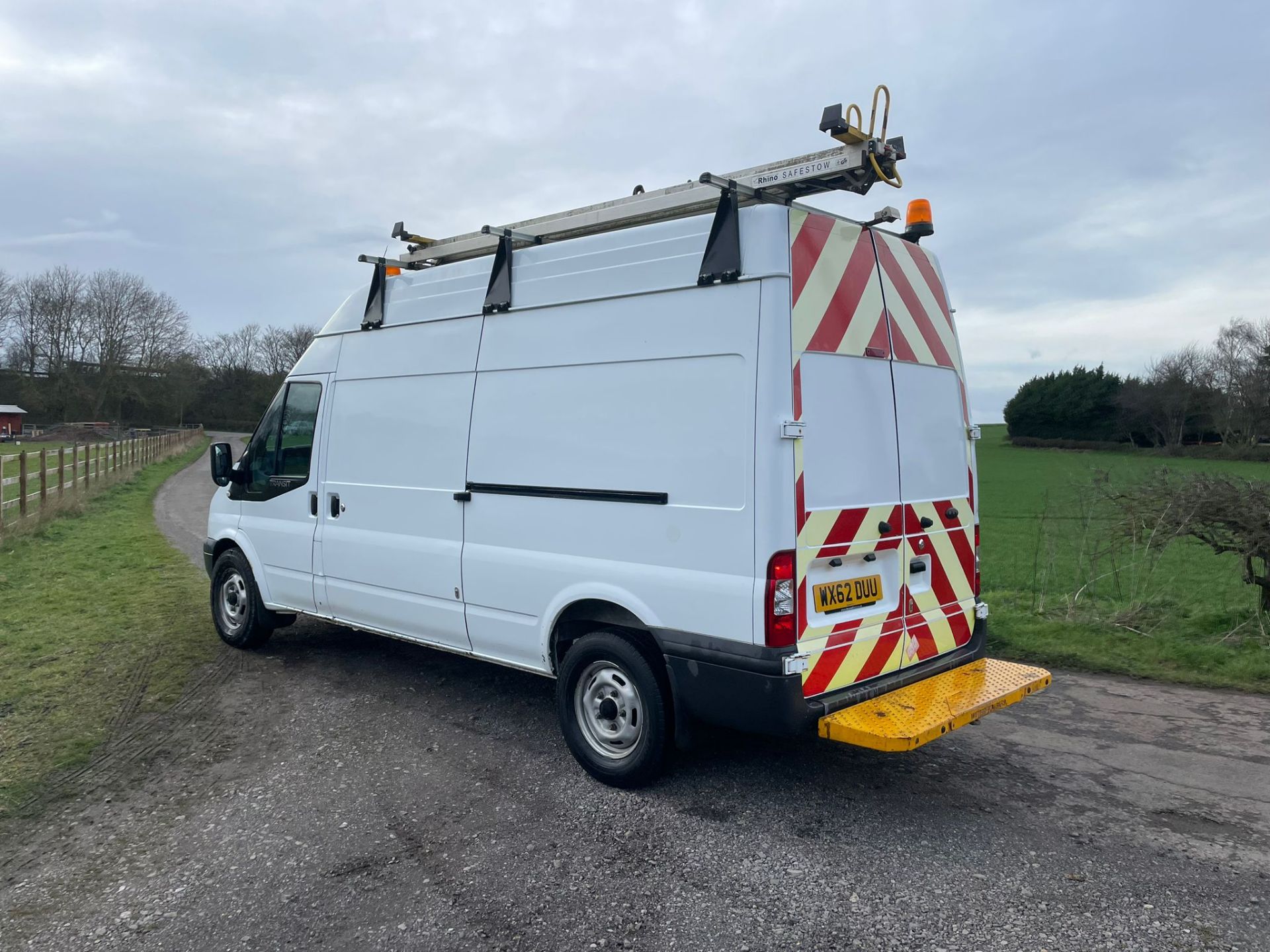 2013 FORD TRANSIT 125 T350 RWD WHITE PANEL VAN *PLUS VAT* - Image 5 of 12