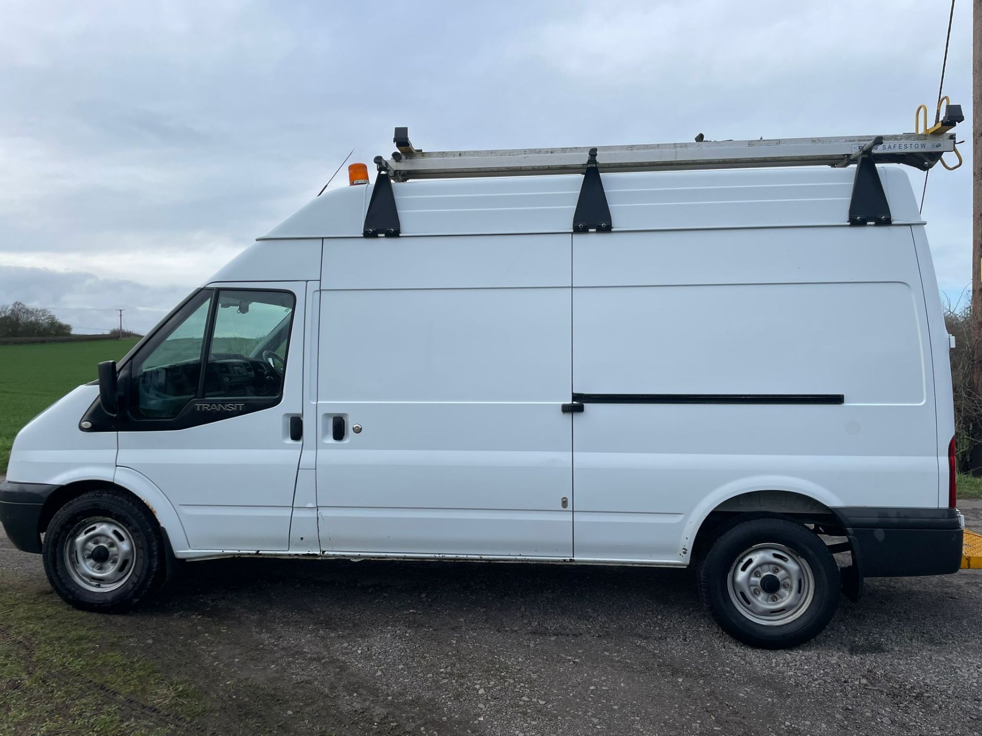 2013 FORD TRANSIT 125 T350 RWD WHITE PANEL VAN *PLUS VAT* - Image 7 of 12