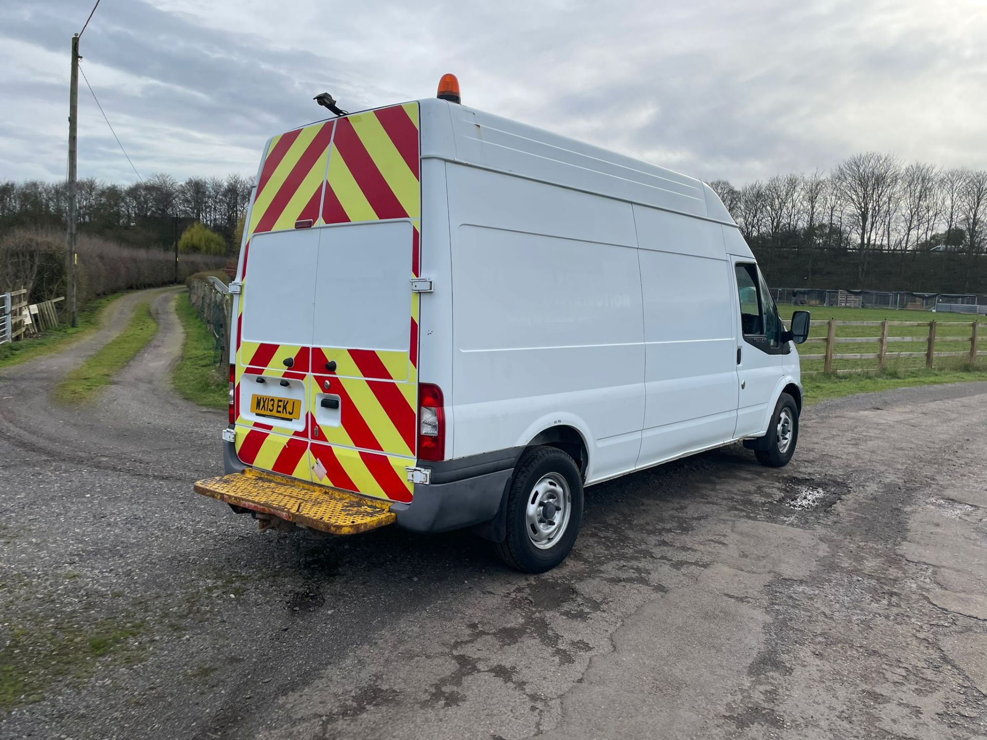 2013 FORD TRANSIT 125 T350 RWD WHITE PANEL VAN *PLUS VAT* - Image 9 of 14