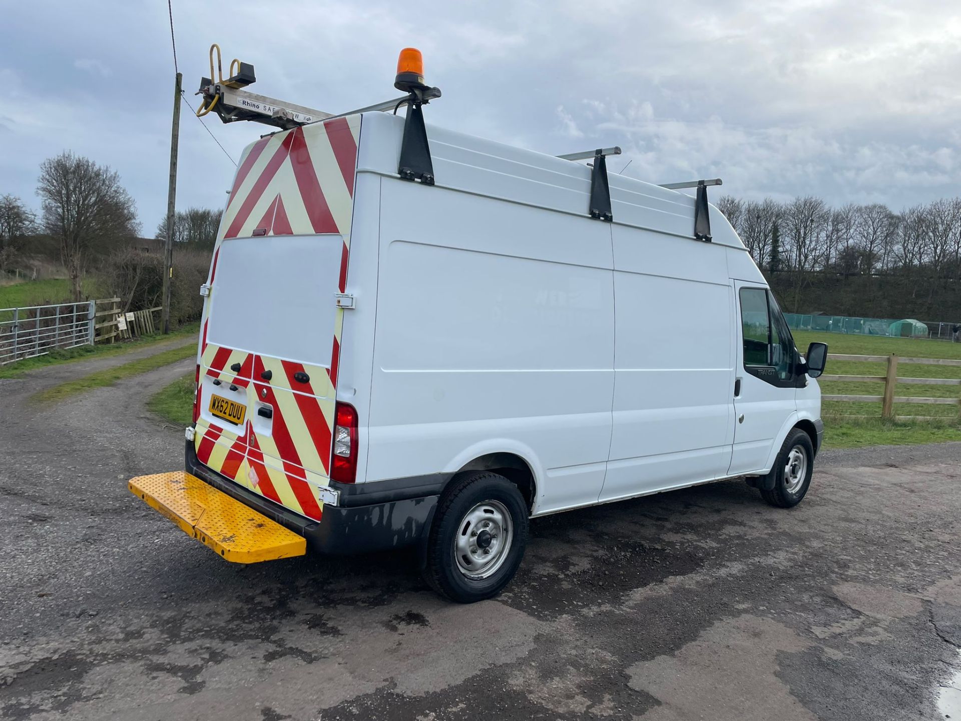 2013 FORD TRANSIT 125 T350 RWD WHITE PANEL VAN *PLUS VAT* - Image 6 of 12