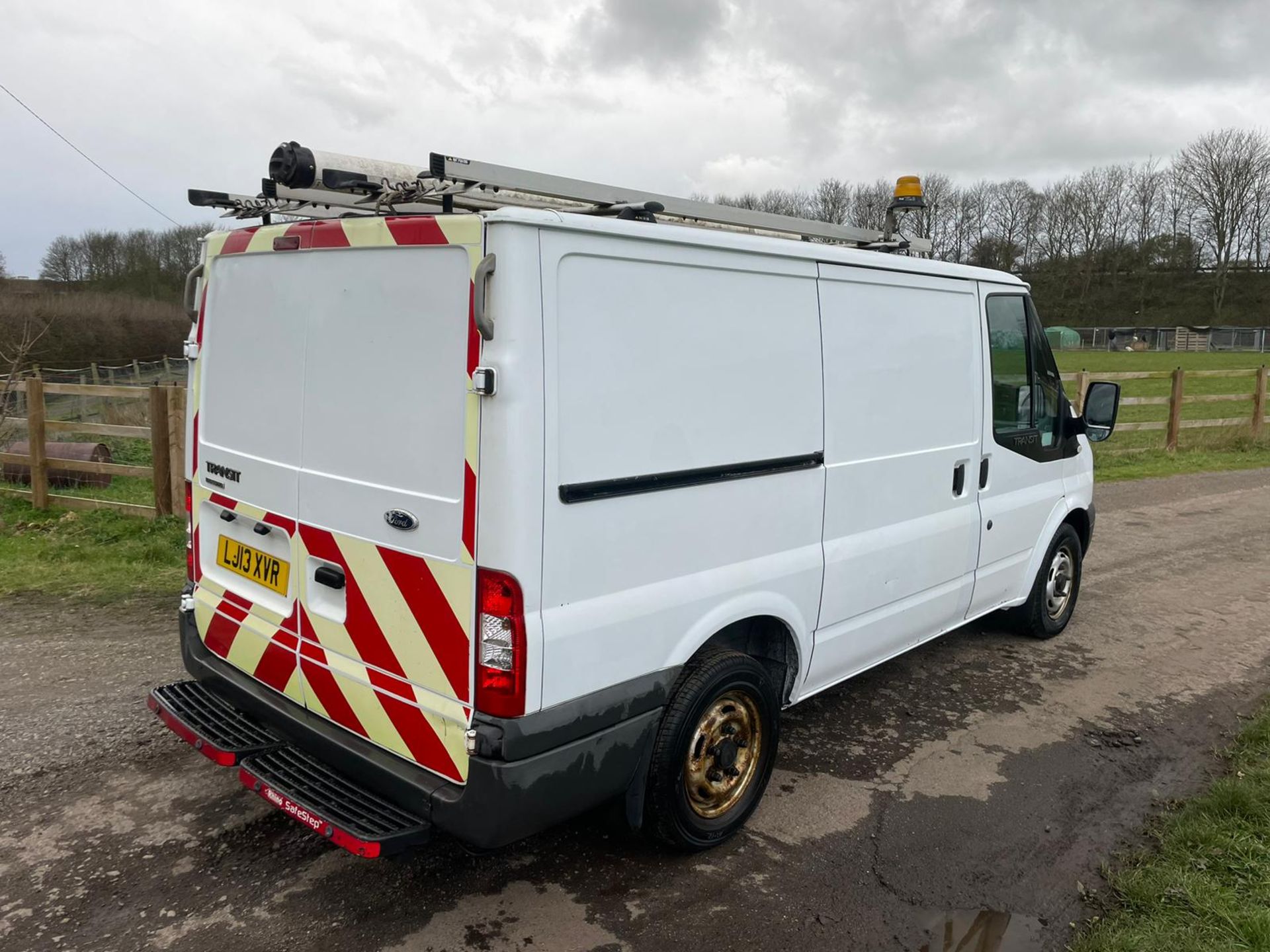 2013 FORD TRANSIT 100 T300 FWD WHITE PANEL VAN *PLUS VAT* - Image 8 of 12