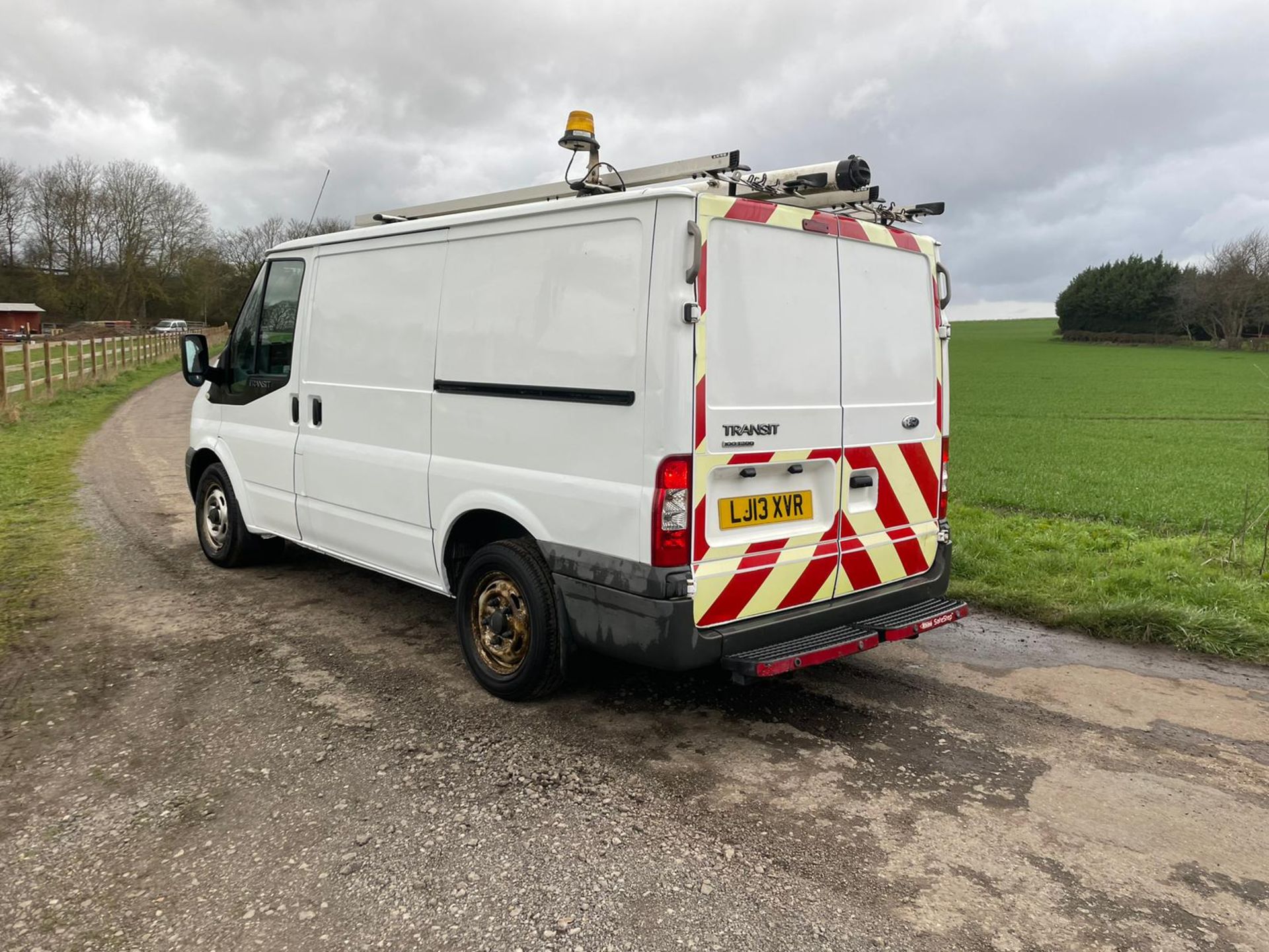 2013 FORD TRANSIT 100 T300 FWD WHITE PANEL VAN *PLUS VAT* - Image 7 of 12