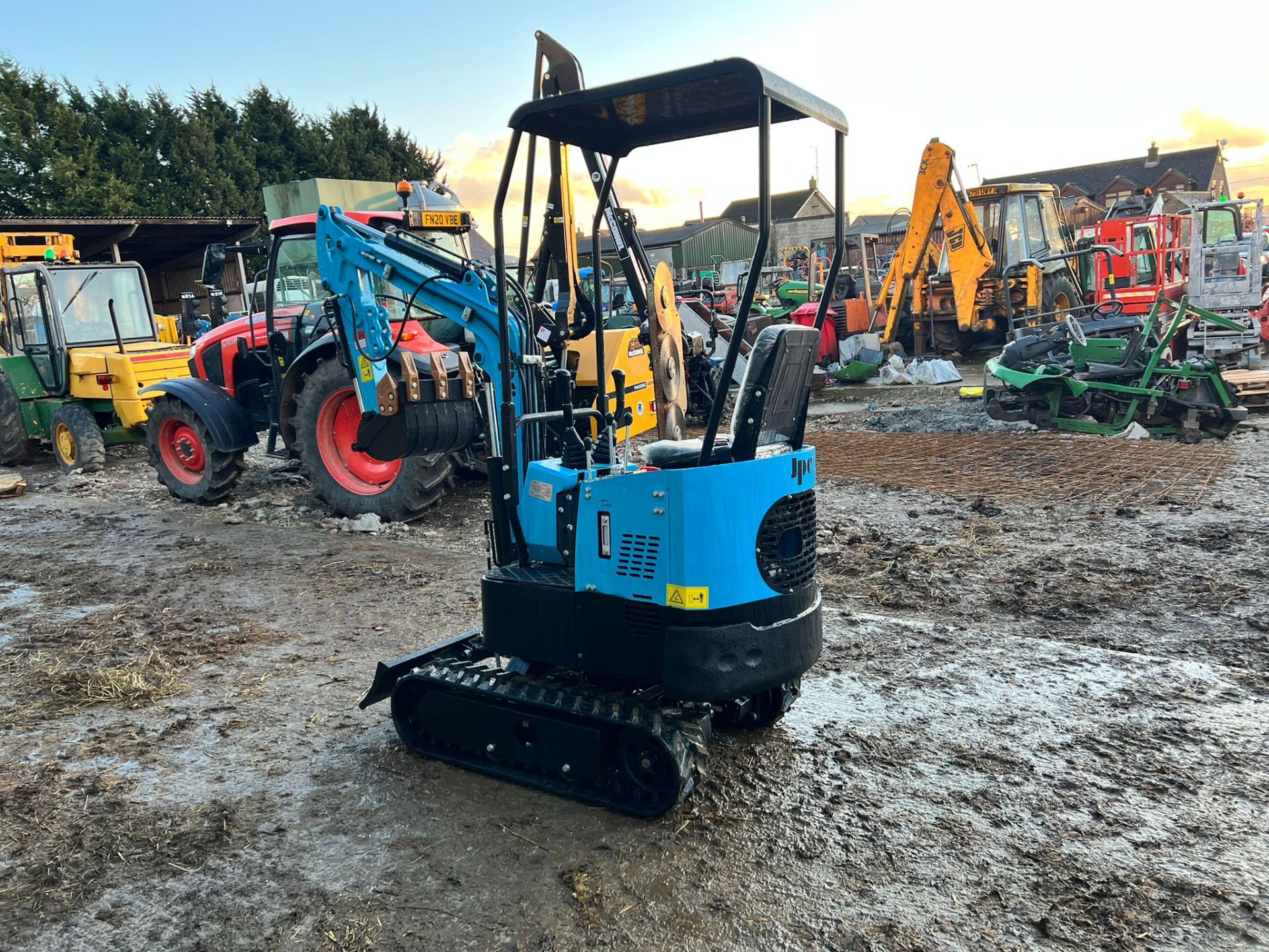 NEW AND UNUSED JPC HT12 1 TON MINI DIGGER, RUNS DRIVES AND DIGS, PIPED FOR FRONT ATTACHMENTS - Image 5 of 11