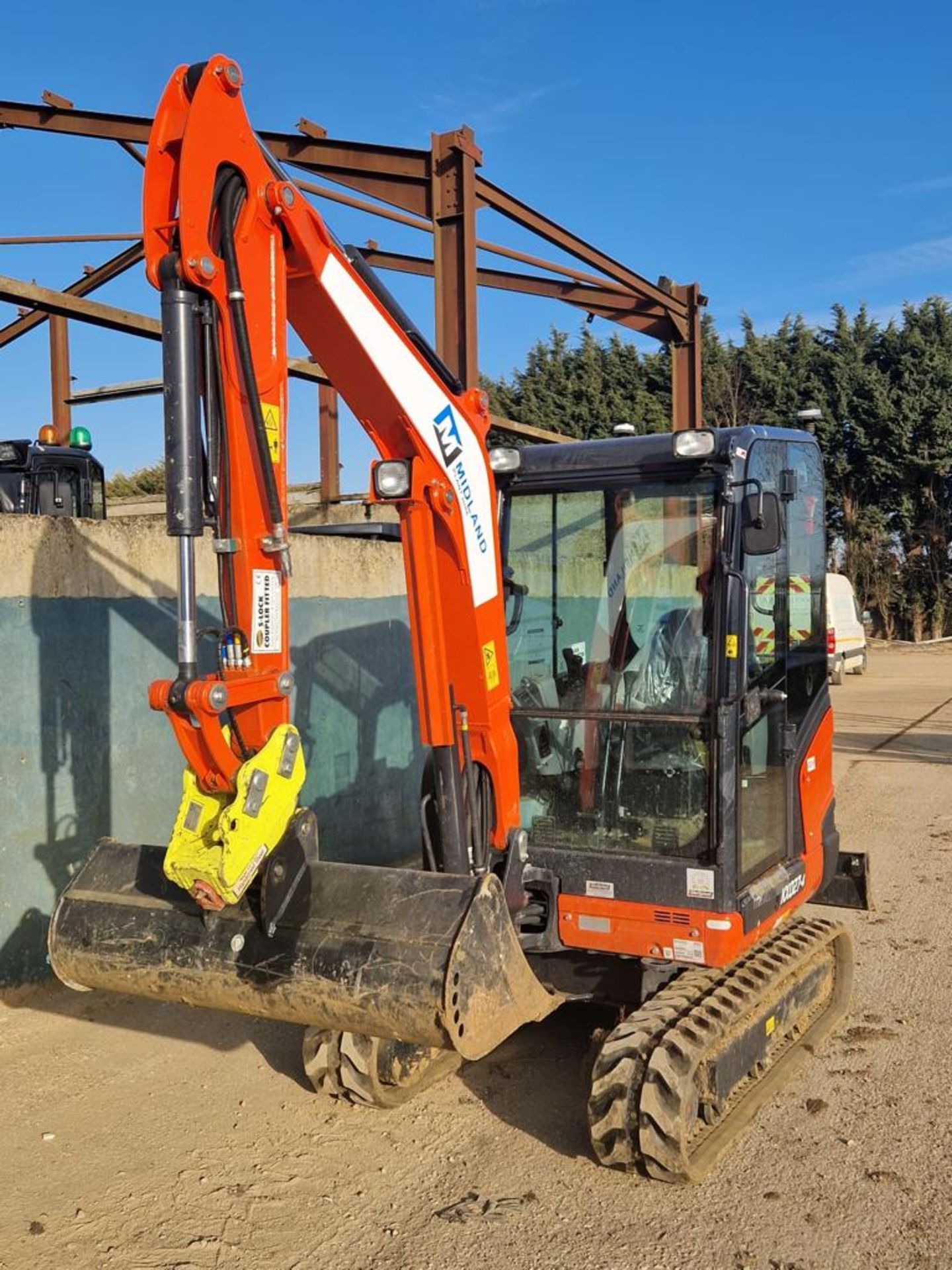 Kubota kx027 with hydraulic hitch and four buckets *PLUS VAT* - Image 2 of 7