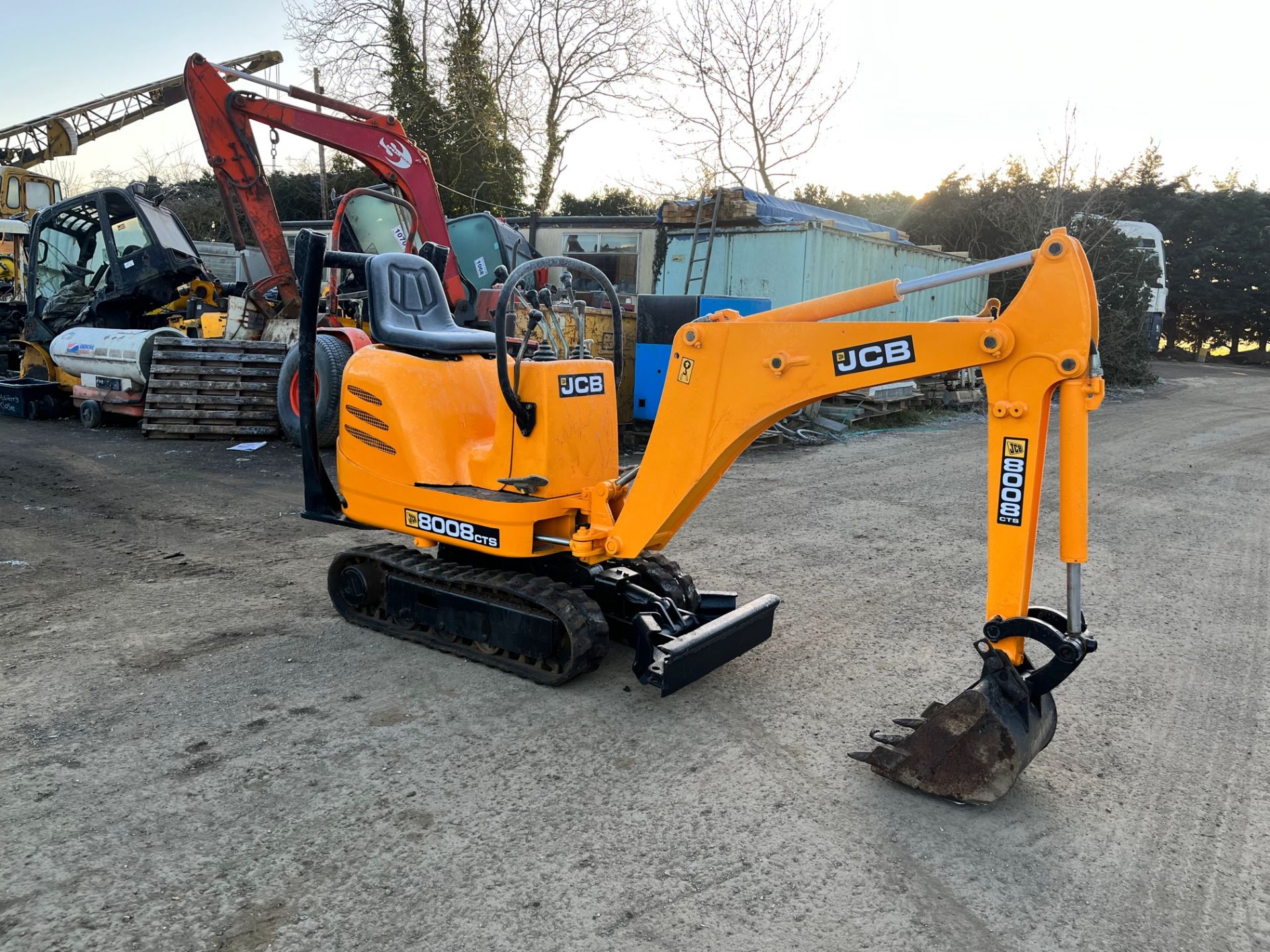 2004 JCB Micro, comes with 2 buckets *PLUS VAT* - Image 2 of 4