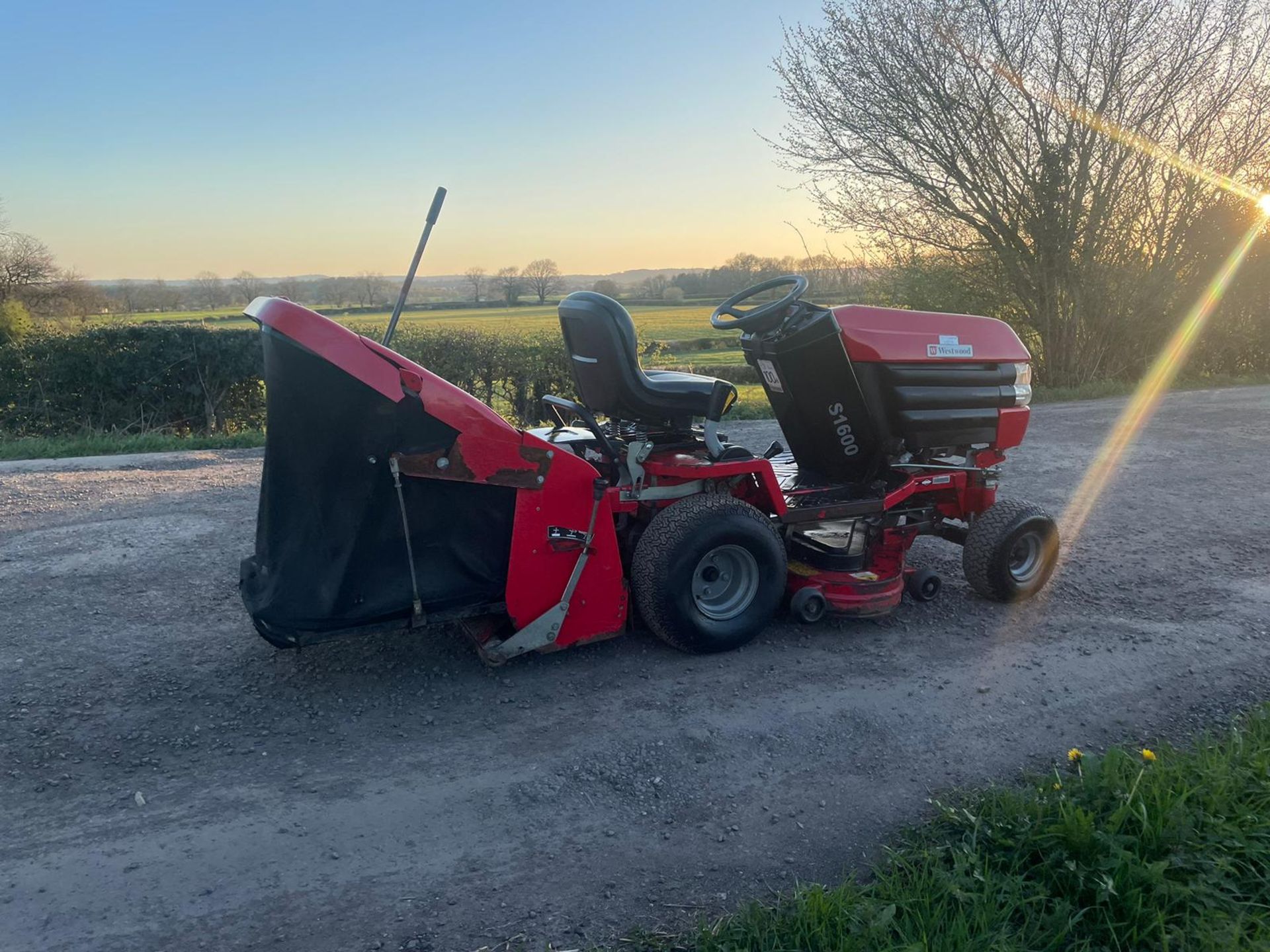 WESTWOOD S1600 RIDE ON LAWN MOWER *PLUS VAT* - Image 8 of 13