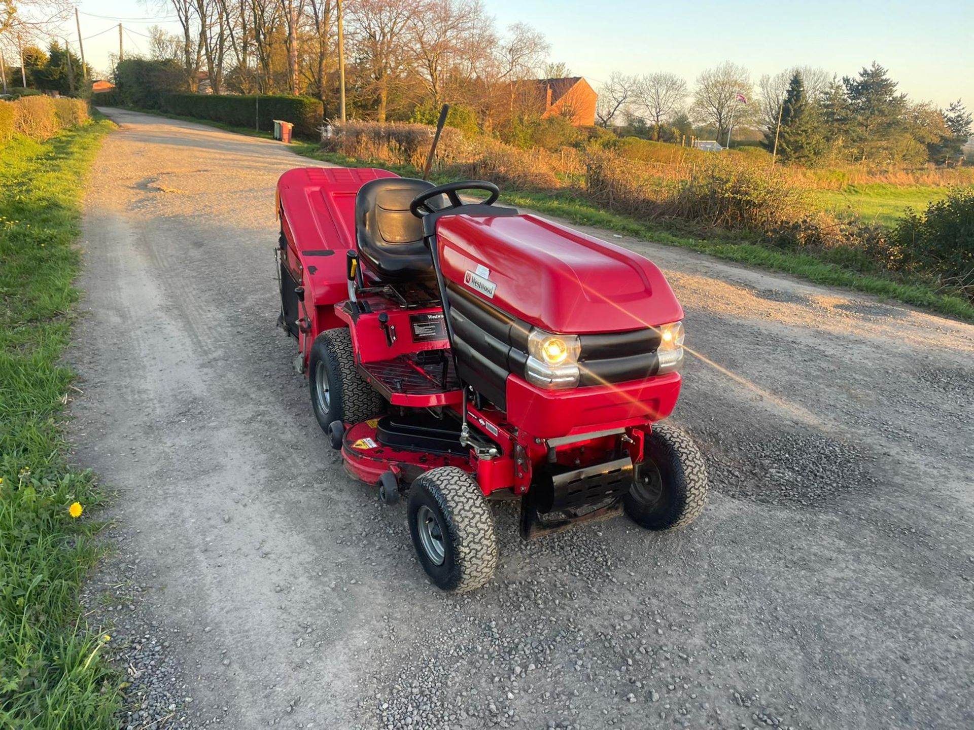 WESTWOOD S1600 RIDE ON LAWN MOWER *PLUS VAT* - Image 7 of 13