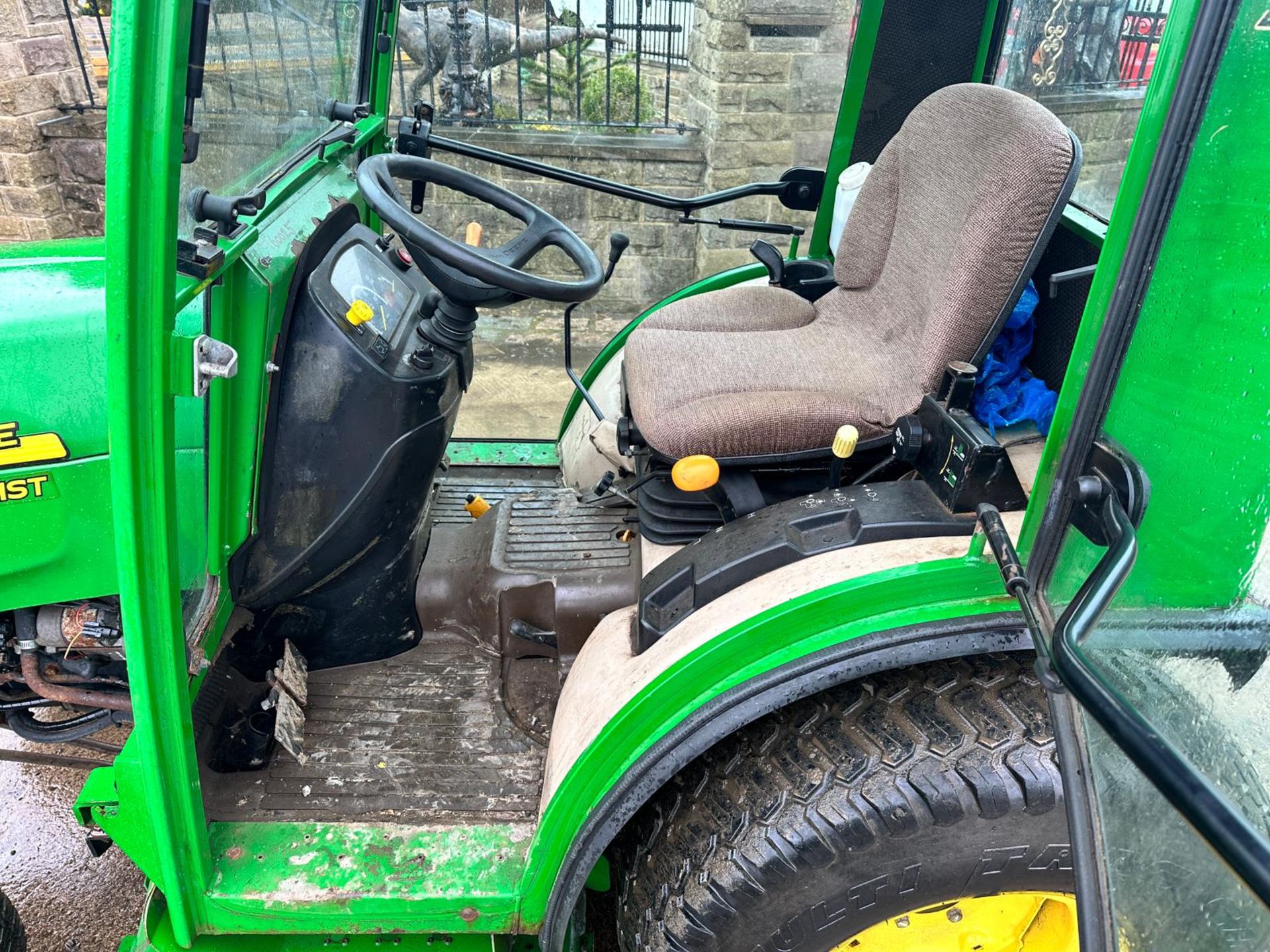 2011 John Deere 2520 26HP 4WD Compact Tractor With 2014 John Deere 62” Underslung Deck *PLUS VAT* - Image 14 of 20