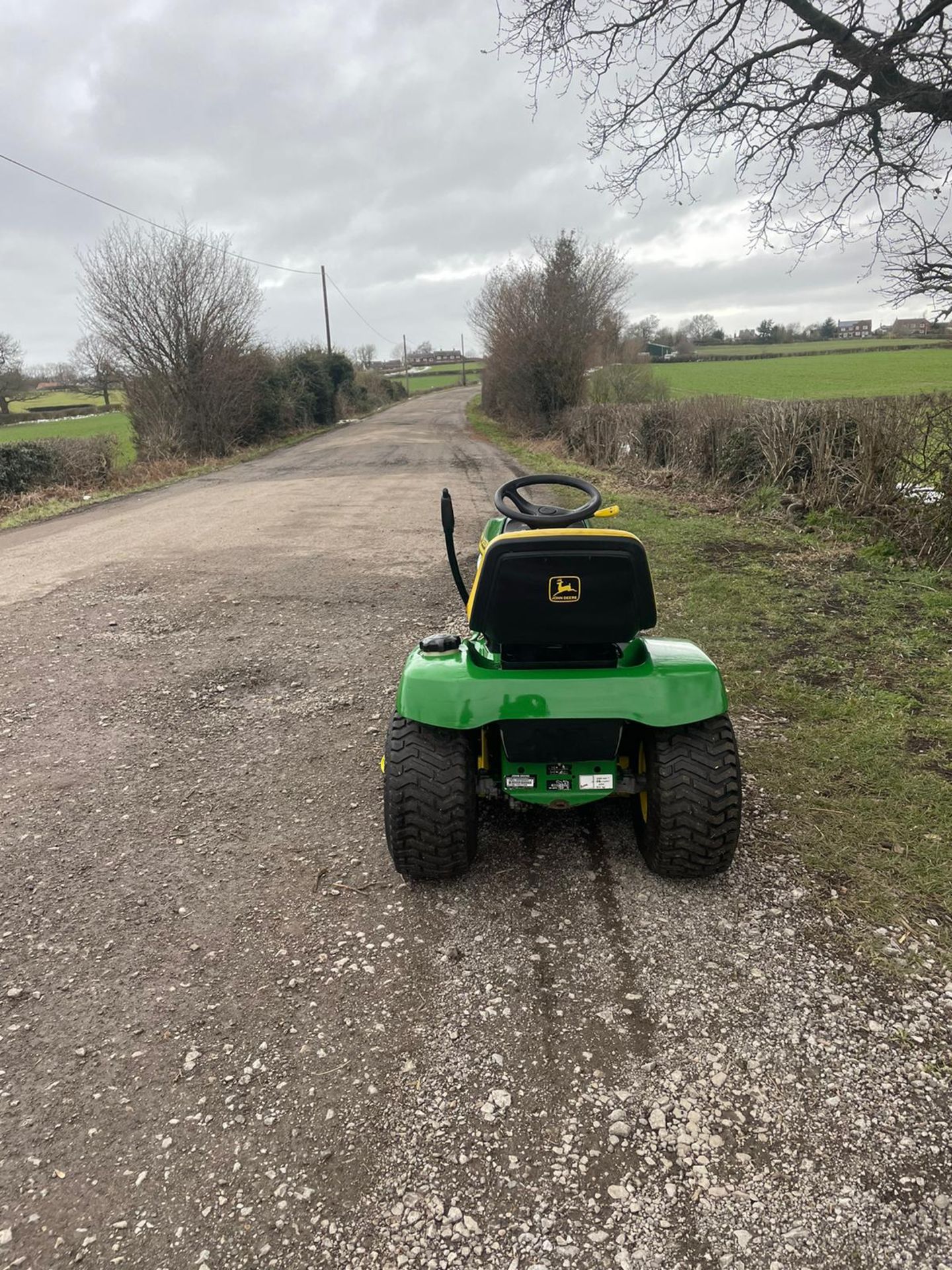 John Deere LT166 ride on lawn mower *NO VAT* - Image 4 of 9